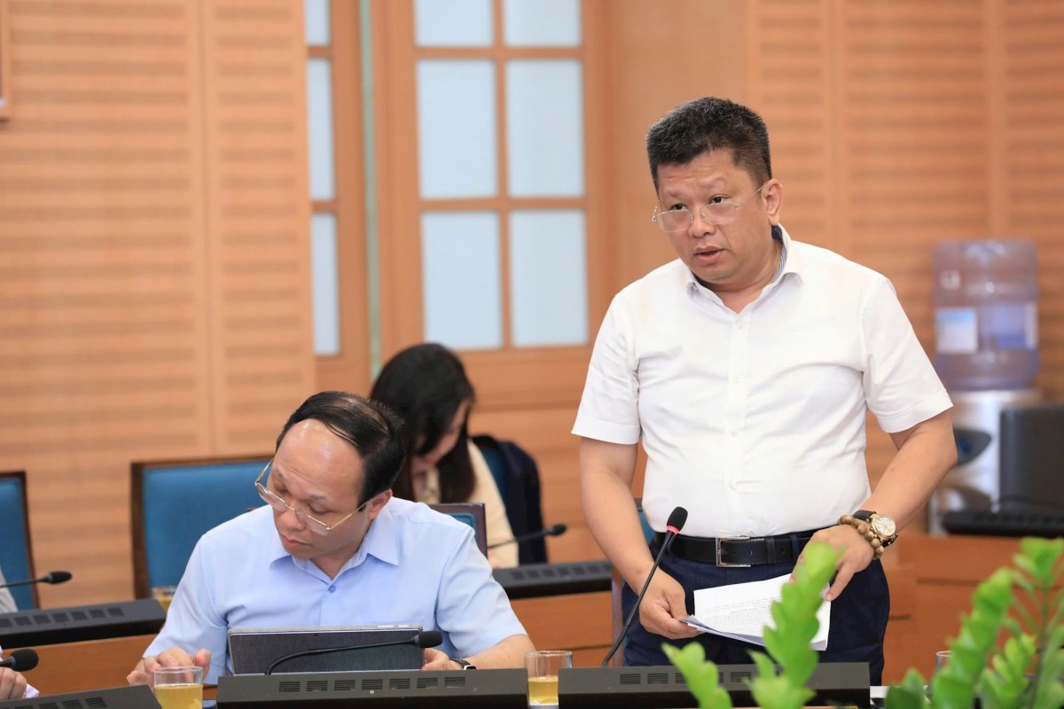 Phó Giám đốc Sở Xây dựng Đỗ Việt Hải báo cáo tại hội nghị. 