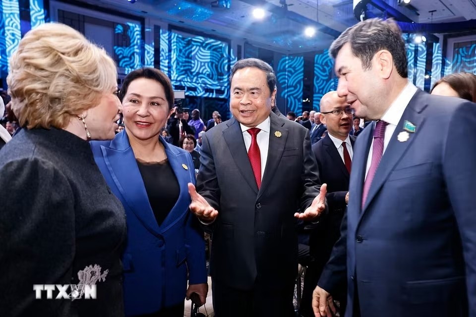 Chủ tịch Quốc hội Trần Thanh Mẫn trao đổi với các đại biểu - Ảnh: TTXVN