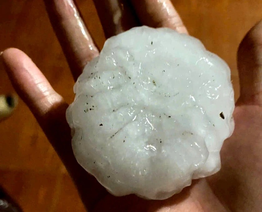 Mưa đá hạt to bằng nắm tay. Ảnh: Laocai.gov.