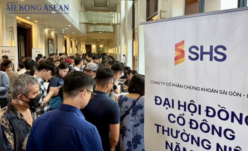 ĐHĐCĐ SHS: Hơn 2.800 cổ đông tham dự, nhà đầu tư nô nức nhận quà