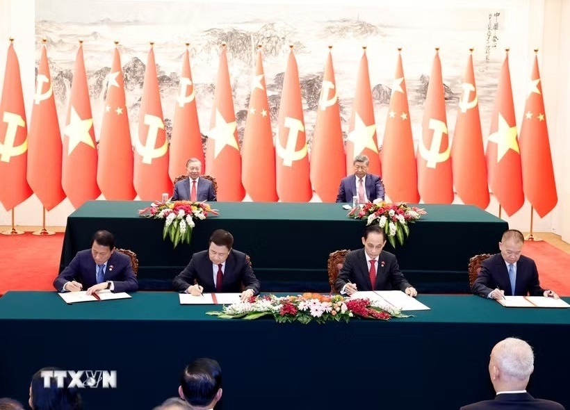 Việt Nam - Trung Quốc ký kết 32 văn kiện hợp tác