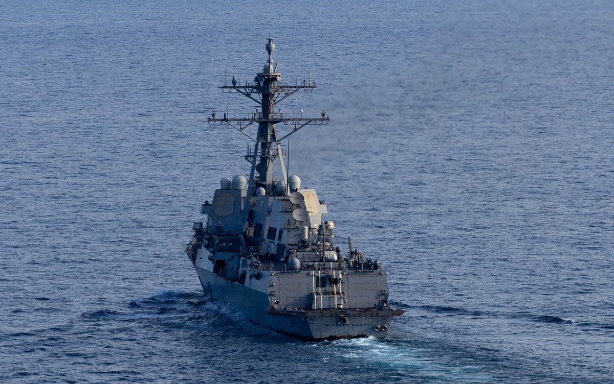 Tàu khu trục dẫn đường USS Michael Murphy (DDG 112) của Mỹ tuần tra Biển Ả Rập ngày 17/4, khi Mỹ thực thi lệnh phong tỏa hải quân đối với các tàu thuyền cố gắng vào hoặc ra khỏi các cảng của Iran. Ảnh: X/@CENTCOM