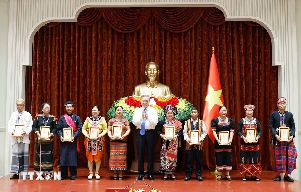 Già làng, trưởng bản góp phần củng cố khối đại đoàn kết toàn dân tộc