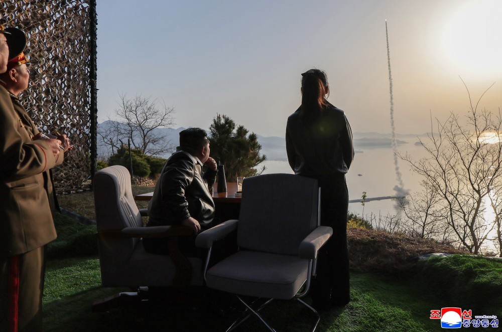 Ông Kim Jong Un cùng con gái Kim Ju Ae tại buổi phóng thử. Ảnh: KCNA