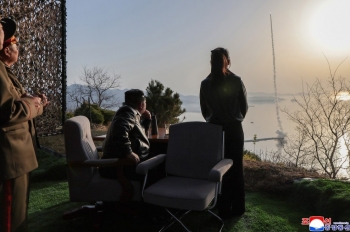 Ông Kim Jong Un cùng con gái giám sát phóng thử tên lửa đạn đạo