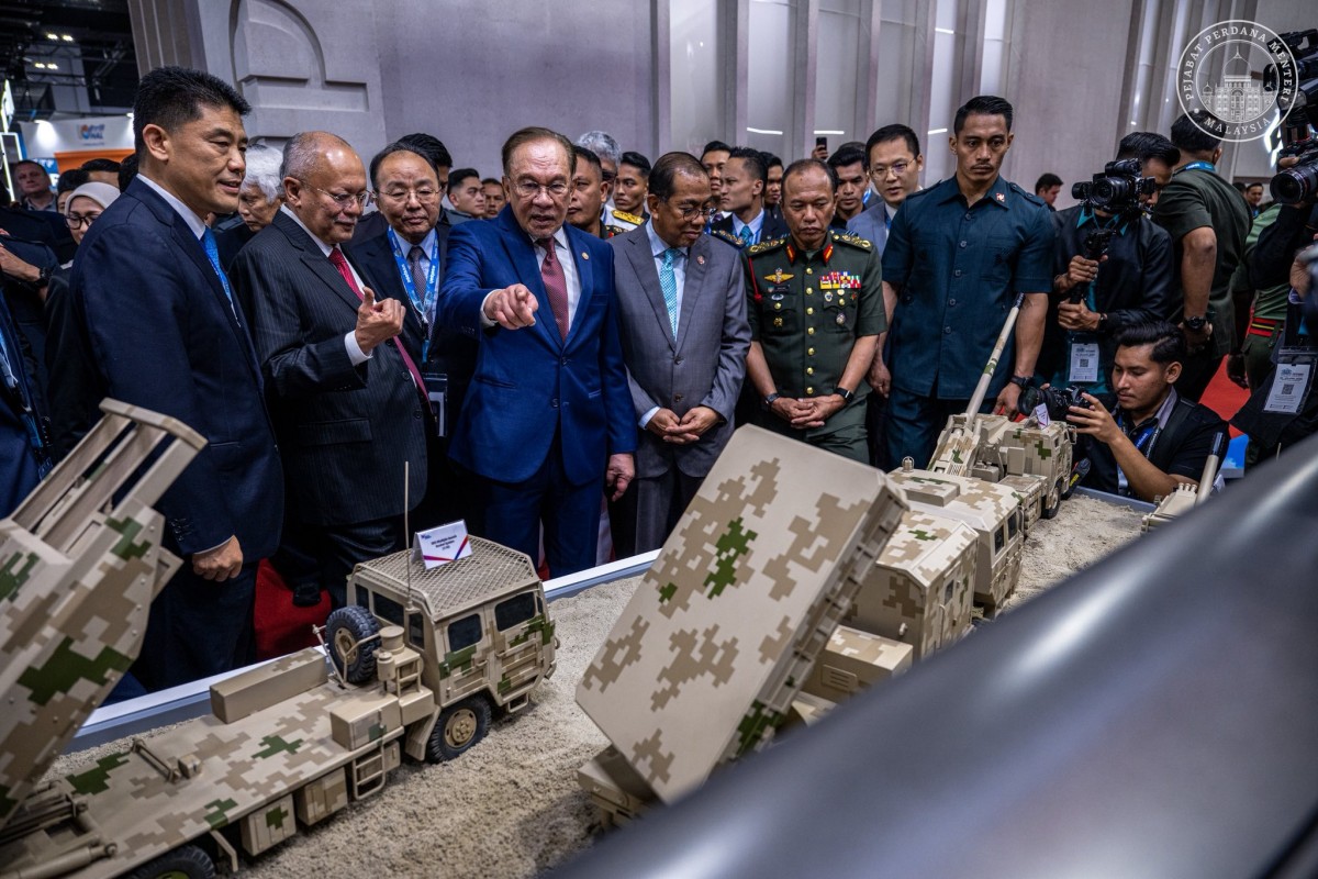 Ông Anwar Ibrahim tham quan triển lãm. Ảnh: Facebook/@Anwar Ibrahim