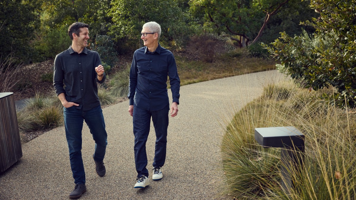 Ông Tim Cook (phải) và ông John Ternus tại Công viên Apple. Ảnh: Apple