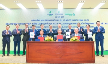 Petrovietnam/PV GAS ký kết, trao các văn kiện Dự án phát triển mỏ Nam Du – U Minh