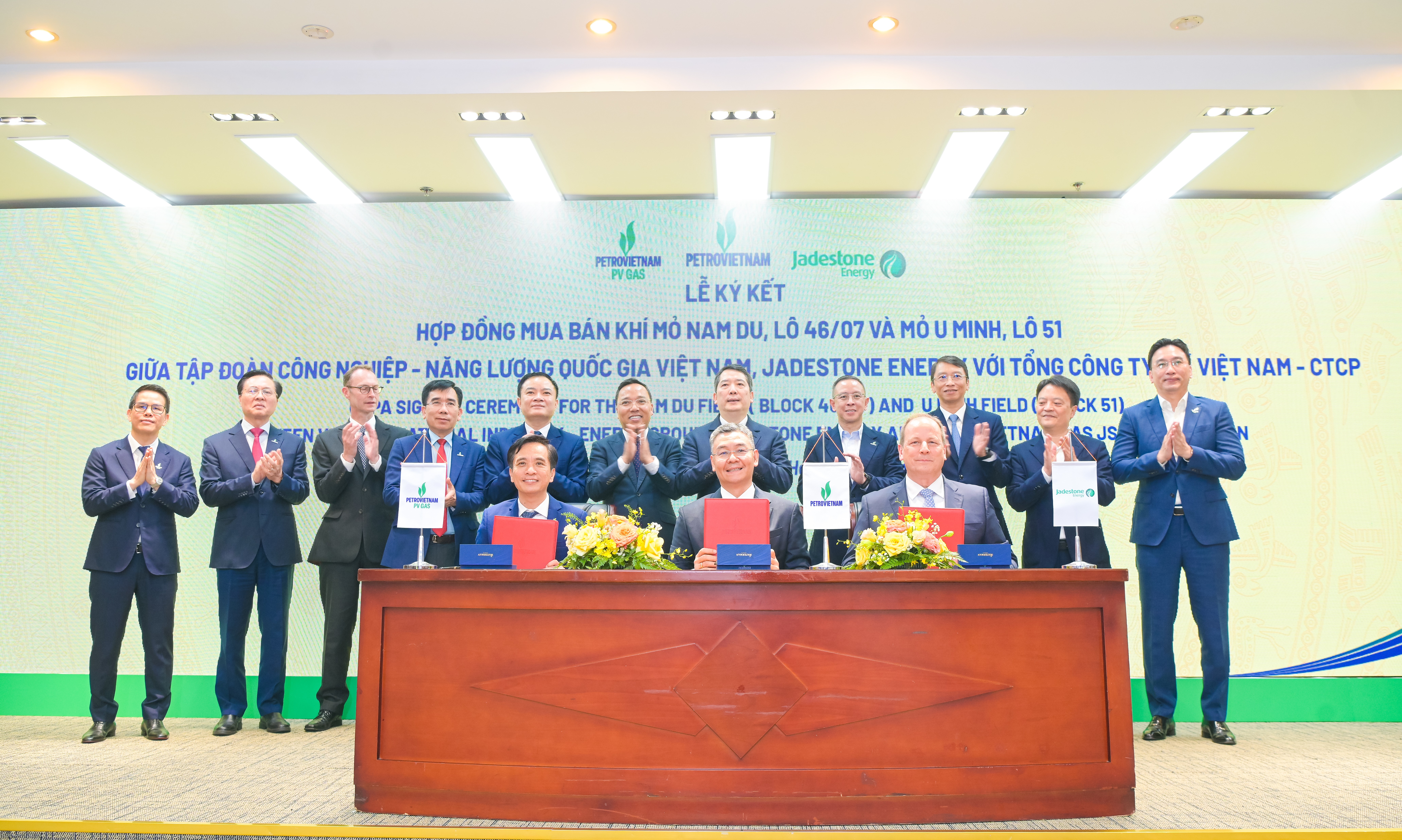 H2 Phó Tổng Giám đốc Petrovietnam Lê Mạnh Cường; Tổng Giám đốc Công ty Jadestone Energy Thomas Mitchell Little; Phó Tổng Giám đốc PV GAS Huỳnh Quang Hải ký kết hợp đồng mua bán khí mỏ Nam Du - U Minh