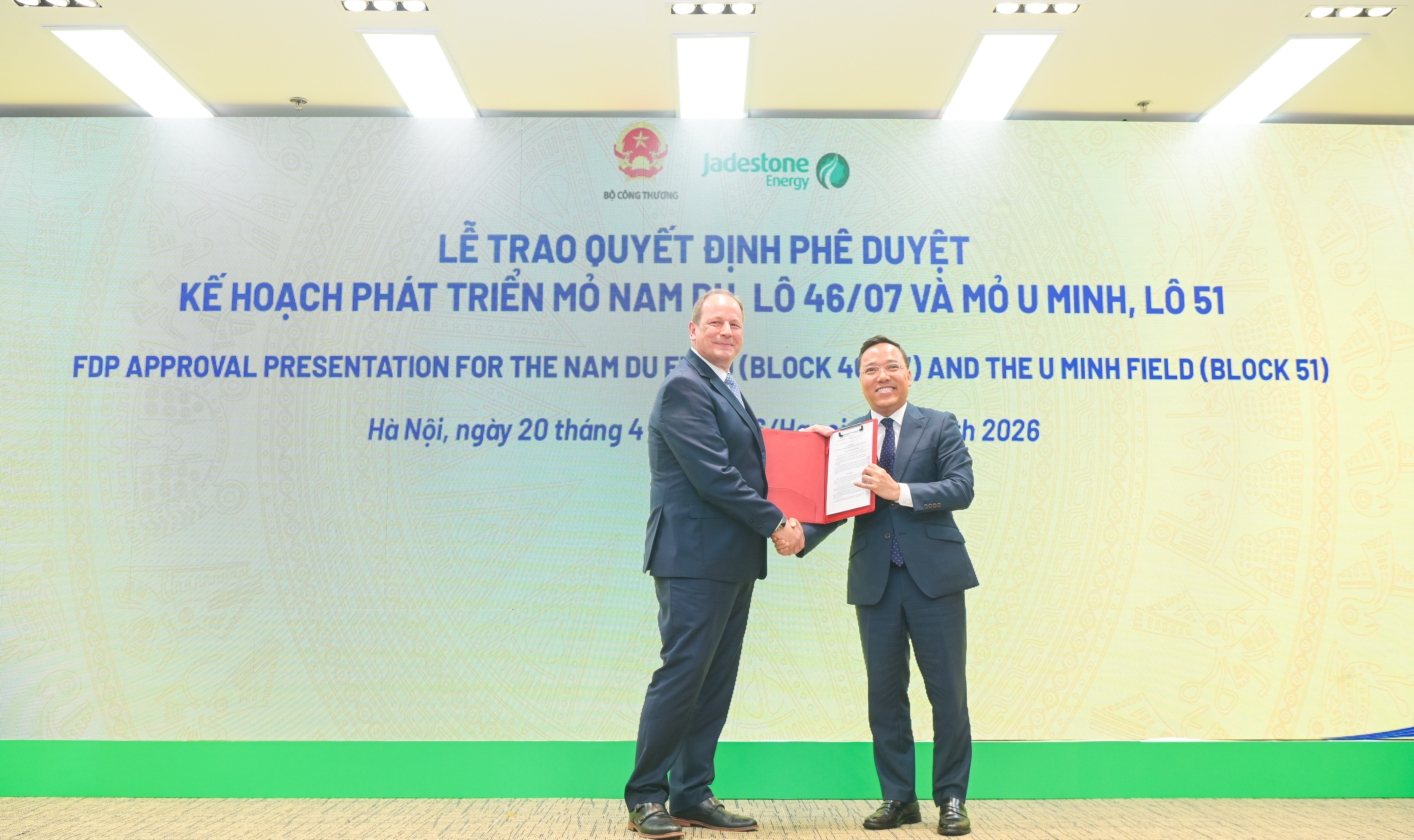 Thứ trưởng Bộ Công Thương Nguyễn Hoàng Long trao quyết định phê duyệt phát triển các mỏ cho Công ty Jadestone Energy 