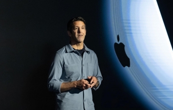 Ông John Ternus, người kế nhiệm CEO Tim Cook tại Apple là ai?