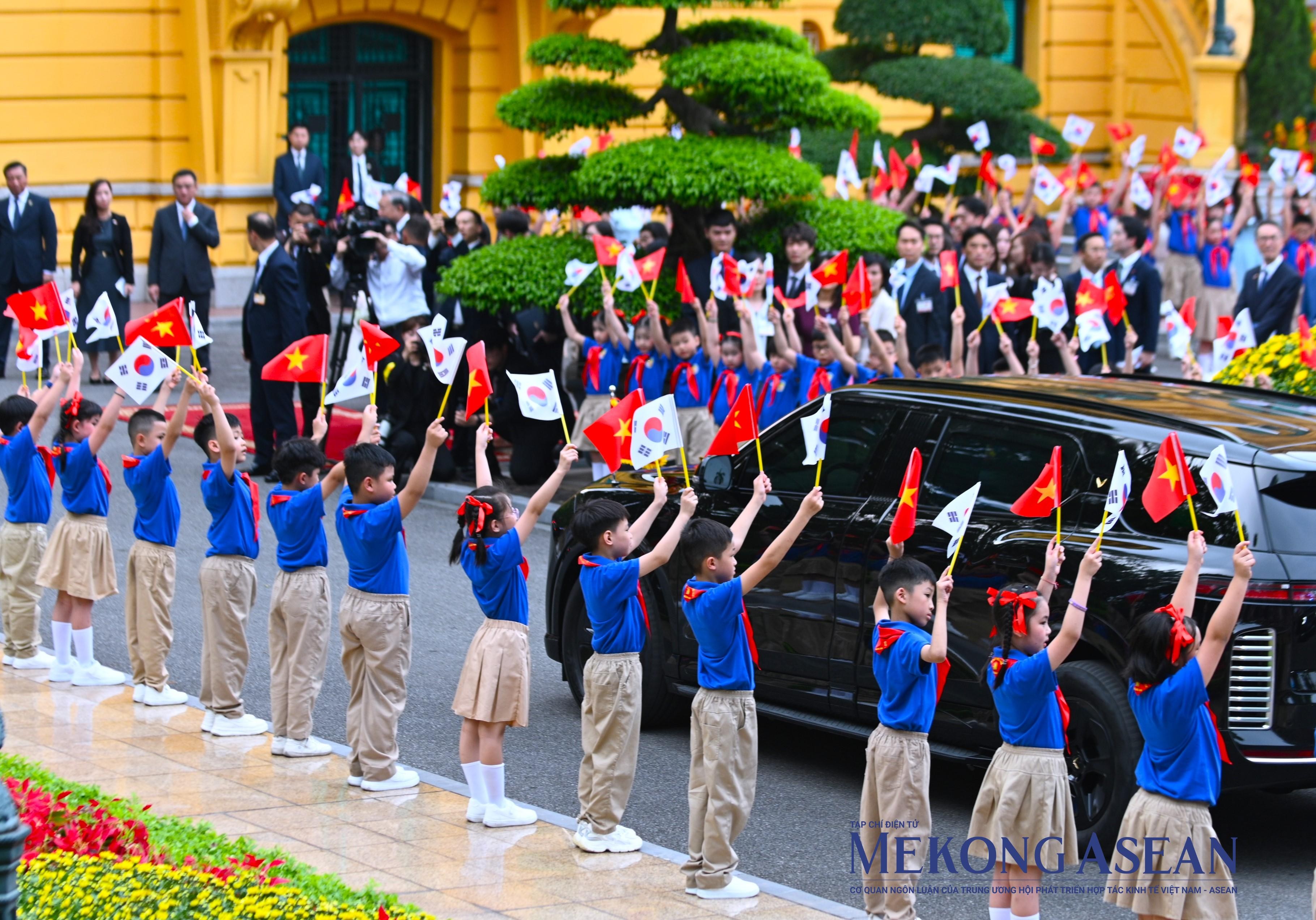 Việt Nam bắn 21 loạt đại bác chào đón Tổng thống Hàn Quốc
