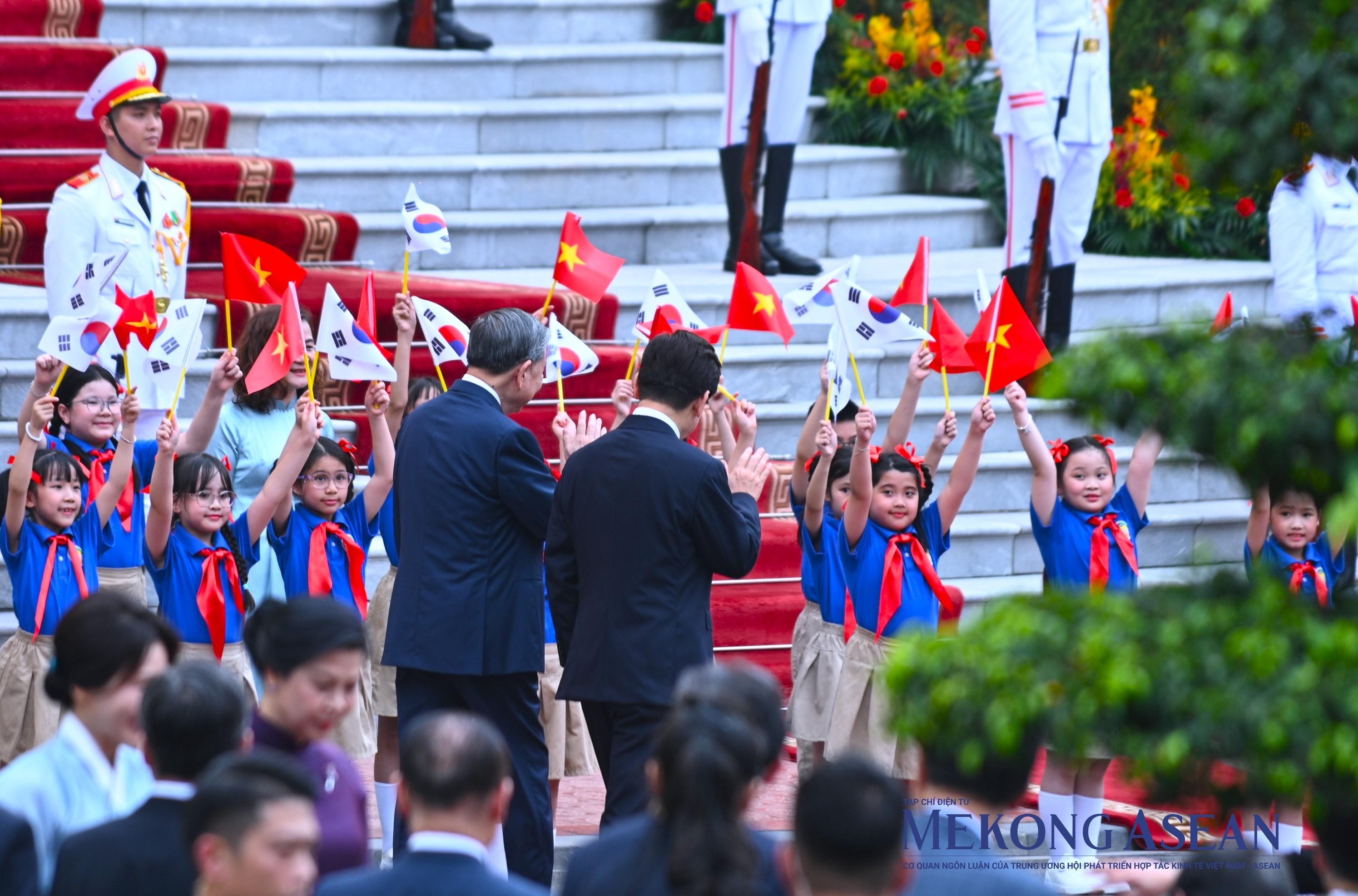 Việt Nam bắn 21 loạt đại bác chào đón Tổng thống Hàn Quốc