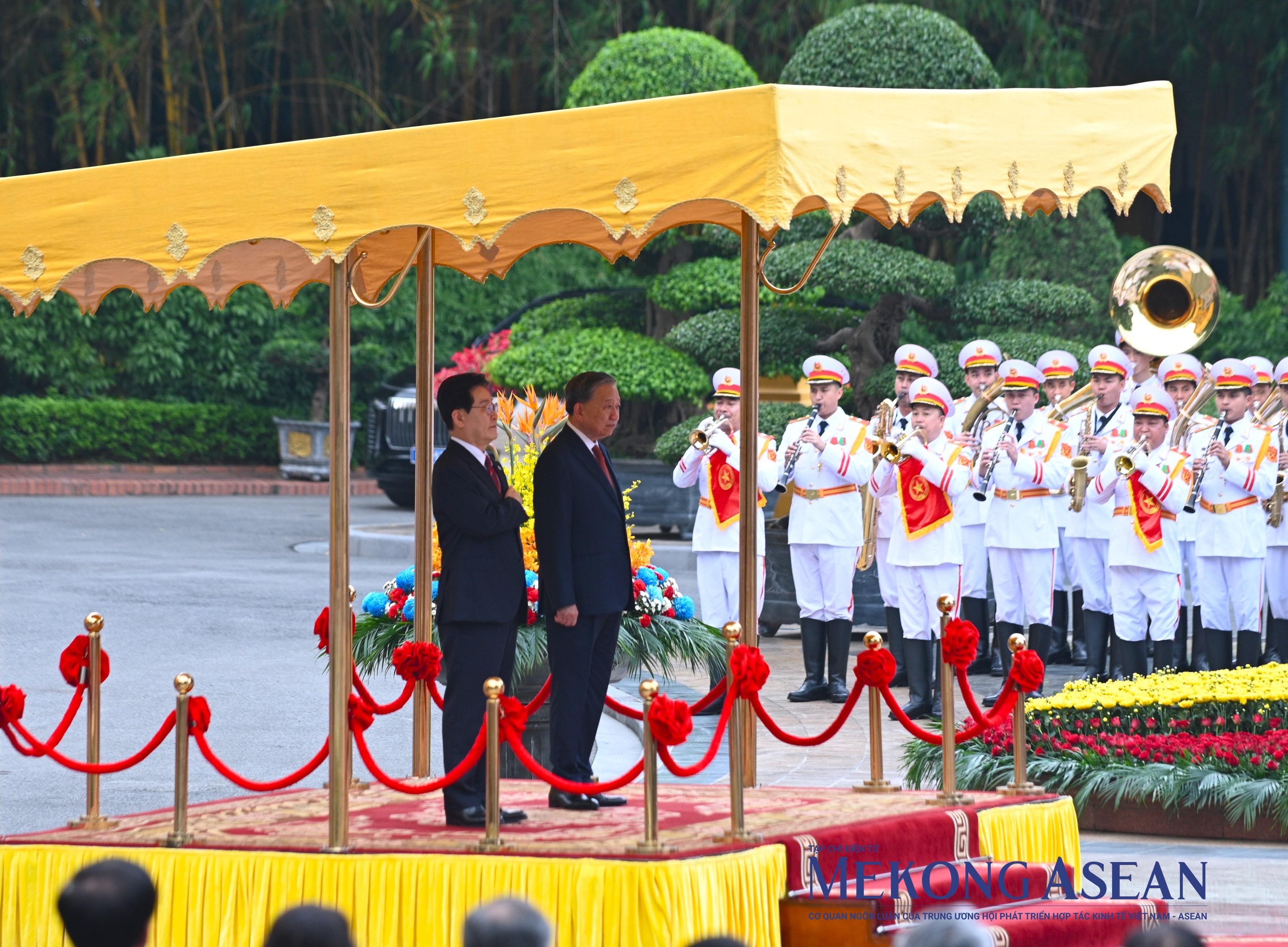 Việt Nam bắn 21 loạt đại bác chào đón Tổng thống Hàn Quốc