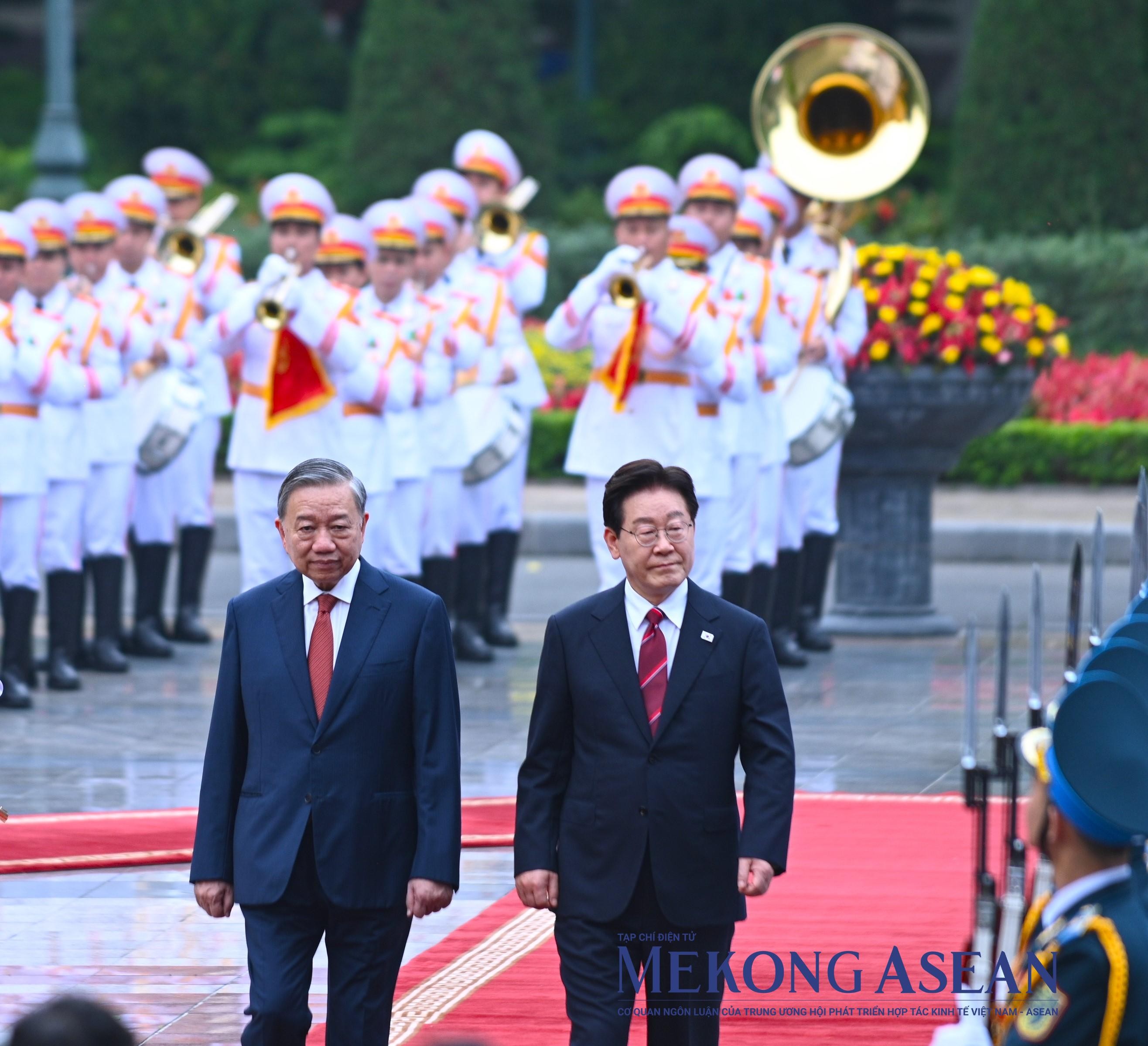 Việt Nam bắn 21 loạt đại bác chào đón Tổng thống Hàn Quốc