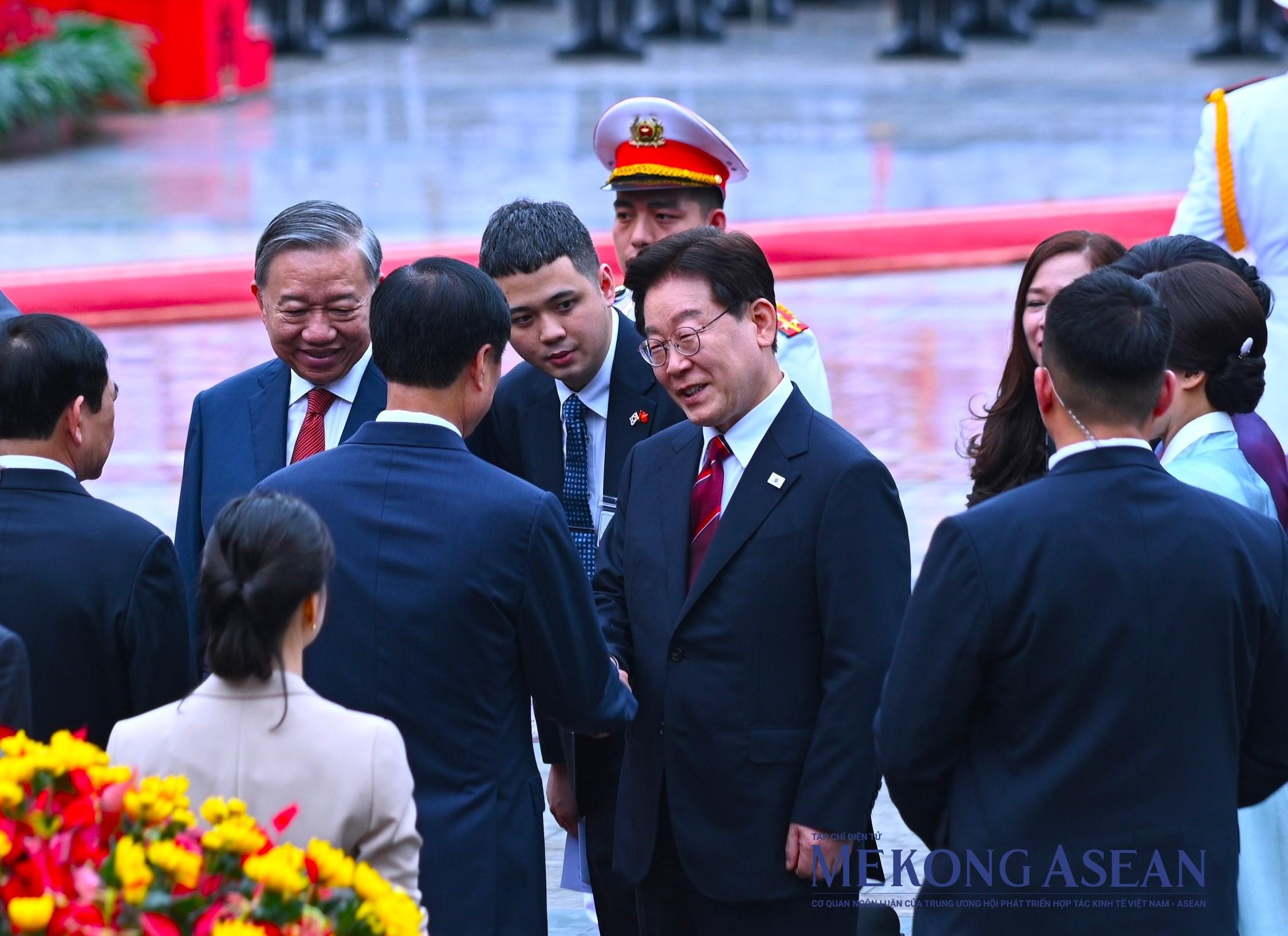 Việt Nam bắn 21 loạt đại bác chào đón Tổng thống Hàn Quốc