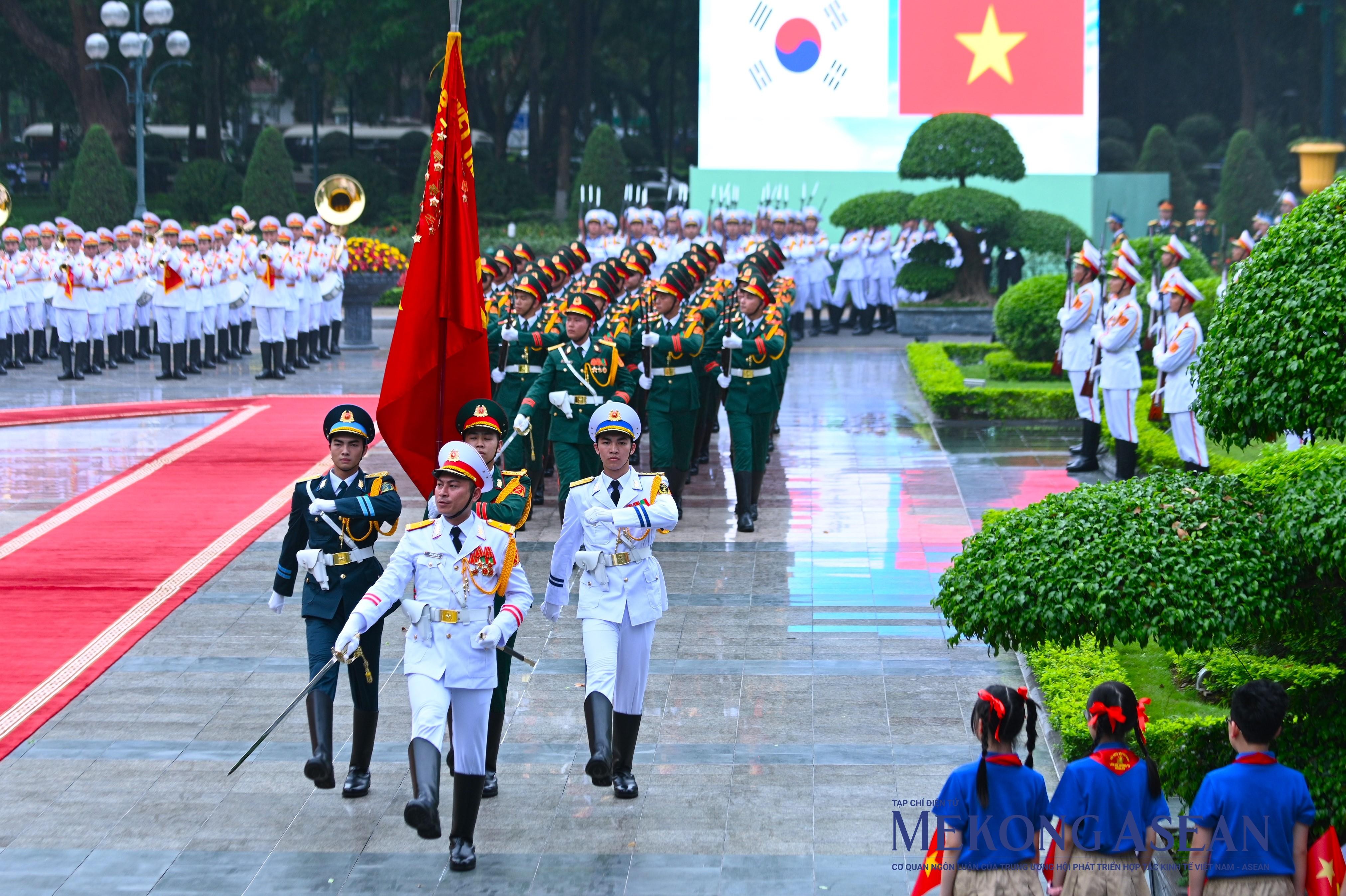 Việt Nam bắn 21 loạt đại bác chào đón Tổng thống Hàn Quốc