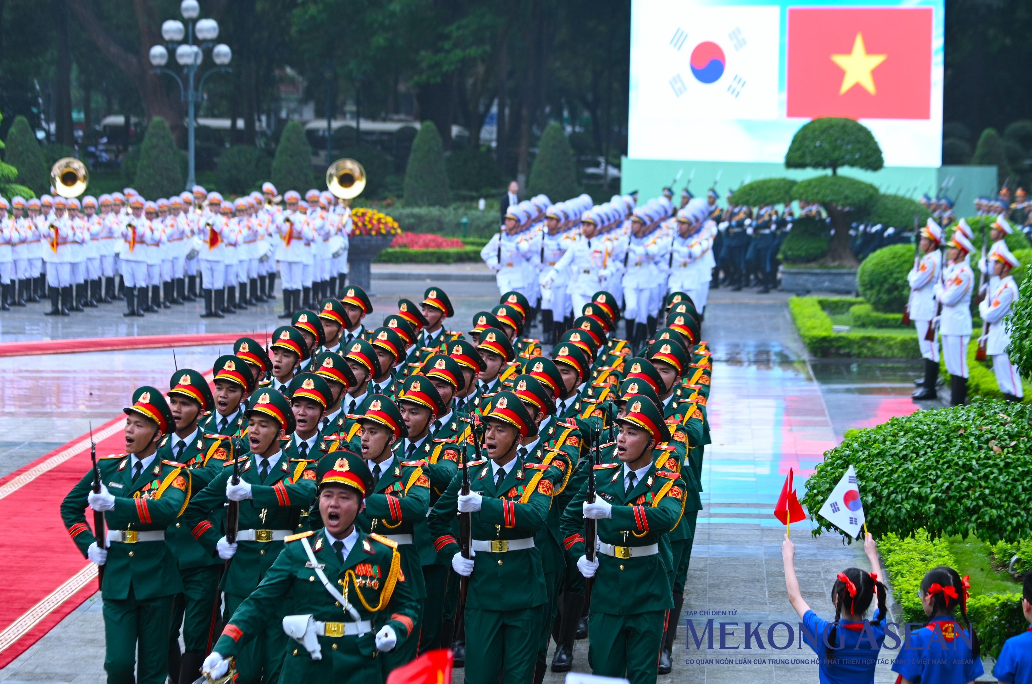 Việt Nam bắn 21 loạt đại bác chào đón Tổng thống Hàn Quốc