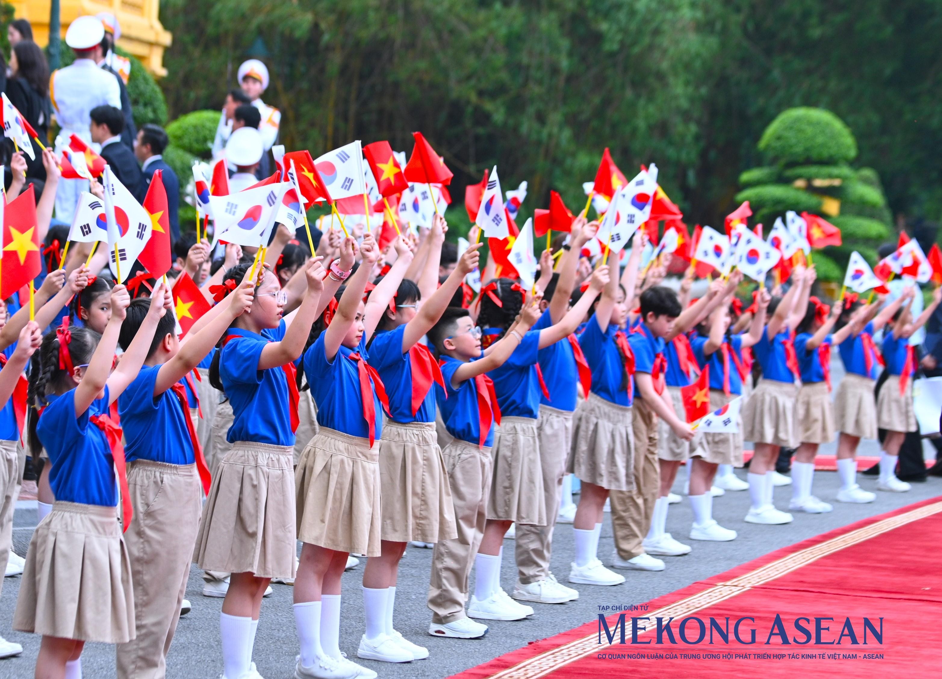 Việt Nam bắn 21 loạt đại bác chào đón Tổng thống Hàn Quốc