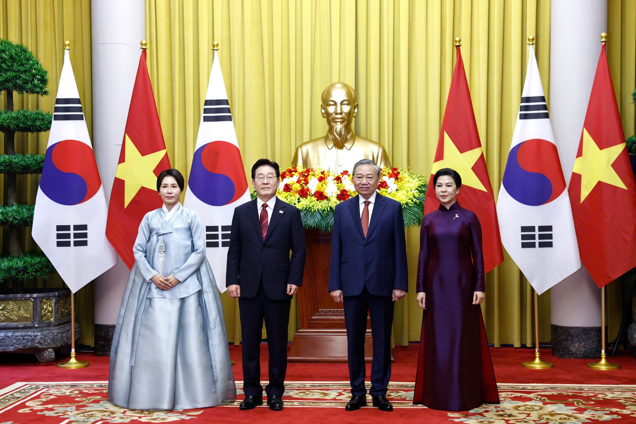 Việt Nam bắn 21 loạt đại bác chào đón Tổng thống Hàn Quốc