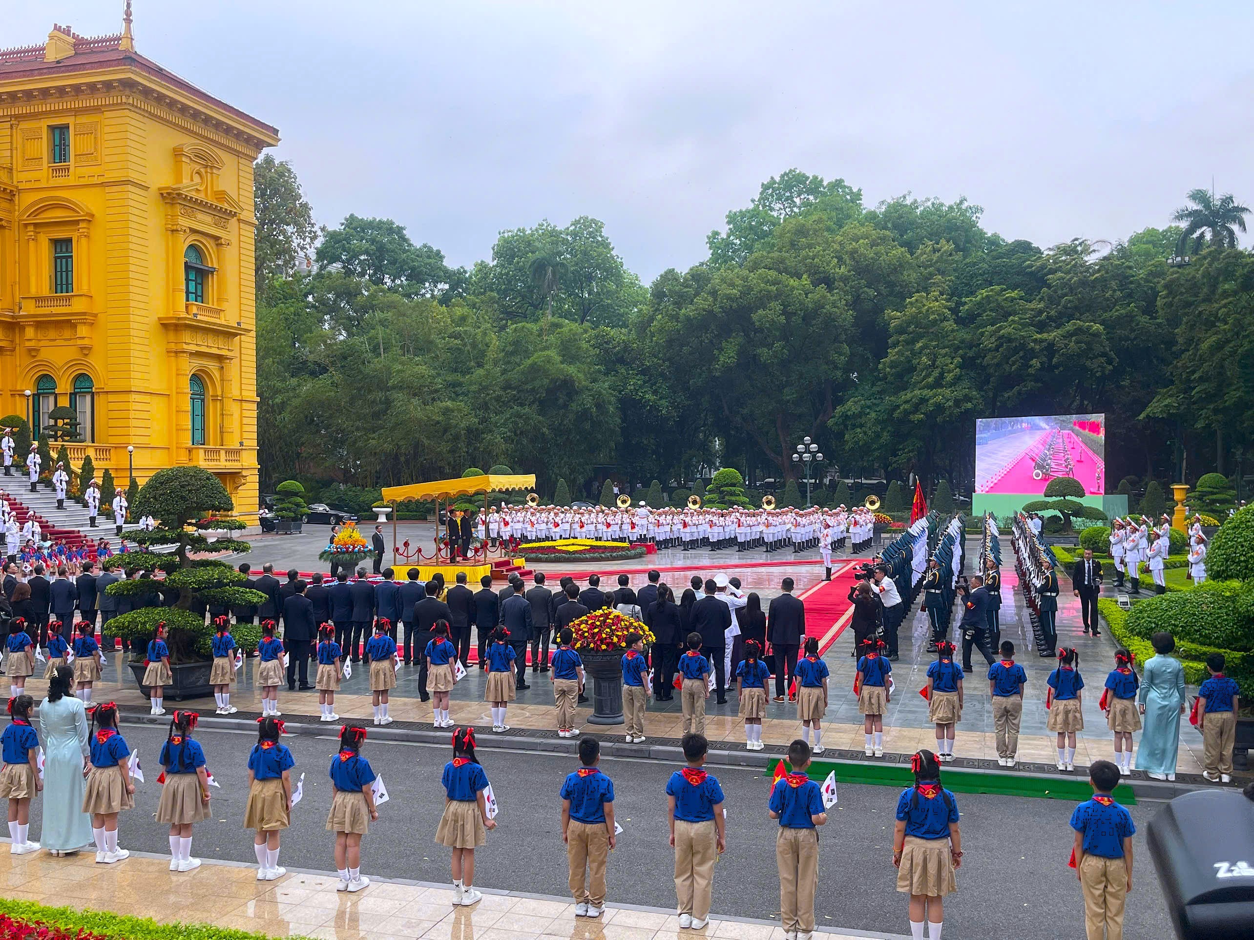 Việt Nam bắn 21 loạt đại bác chào đón Tổng thống Hàn Quốc