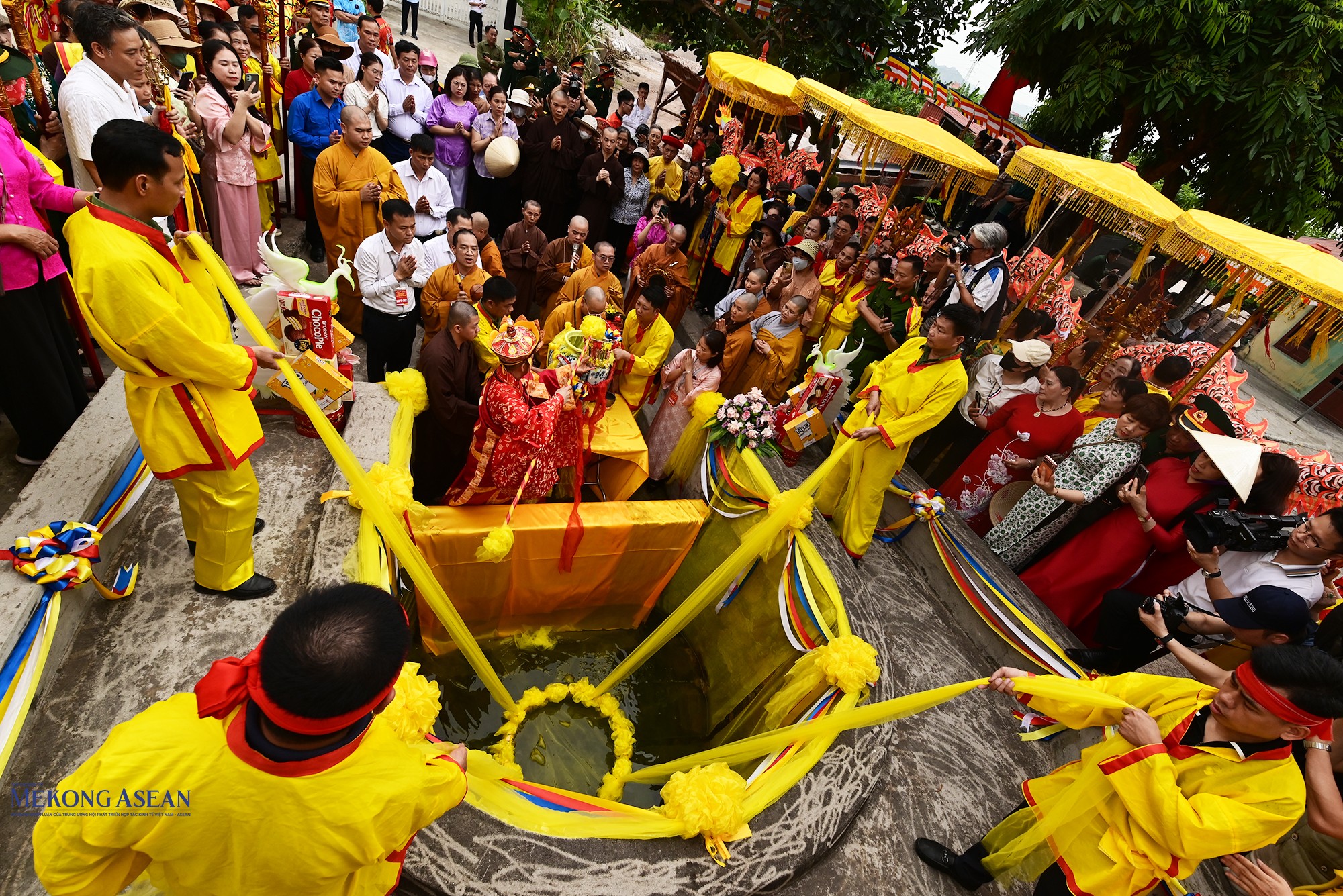 Nghi lễ lấy nước tại giếng Nhẫm. Ảnh: Anh Tín.