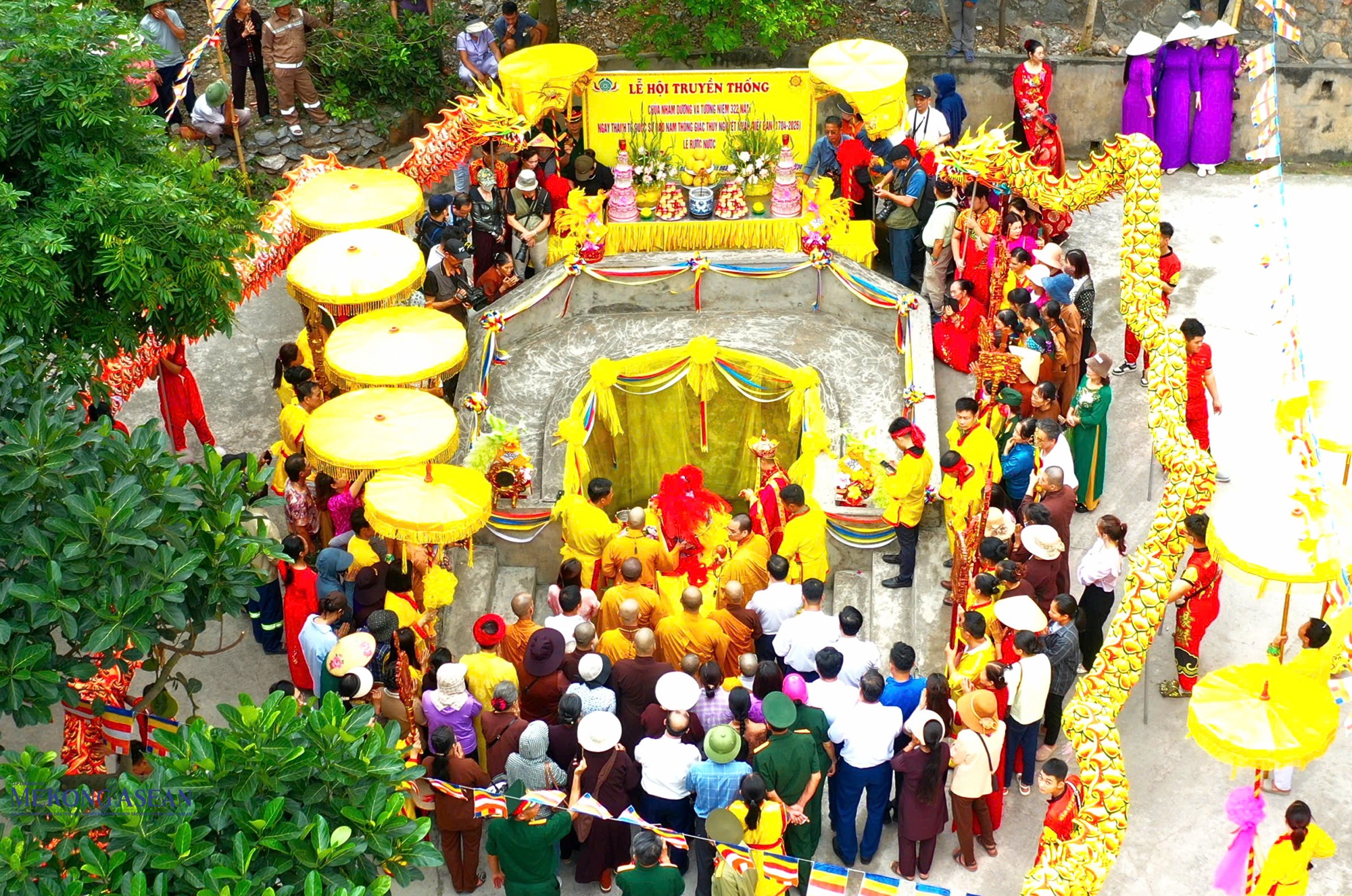 Nghi lễ được tổ chức trang trọng, với sự chứng kiến của đông đảo người dân và du khách. Ảnh: Tuấn Anh.