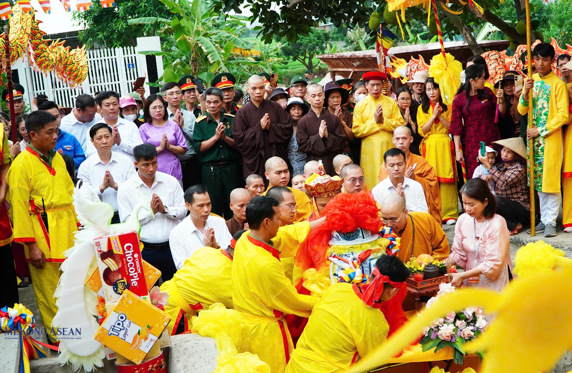 Bình thủy đựng nước được đưa lên kiệu. Ảnh: Tuấn Anh.
