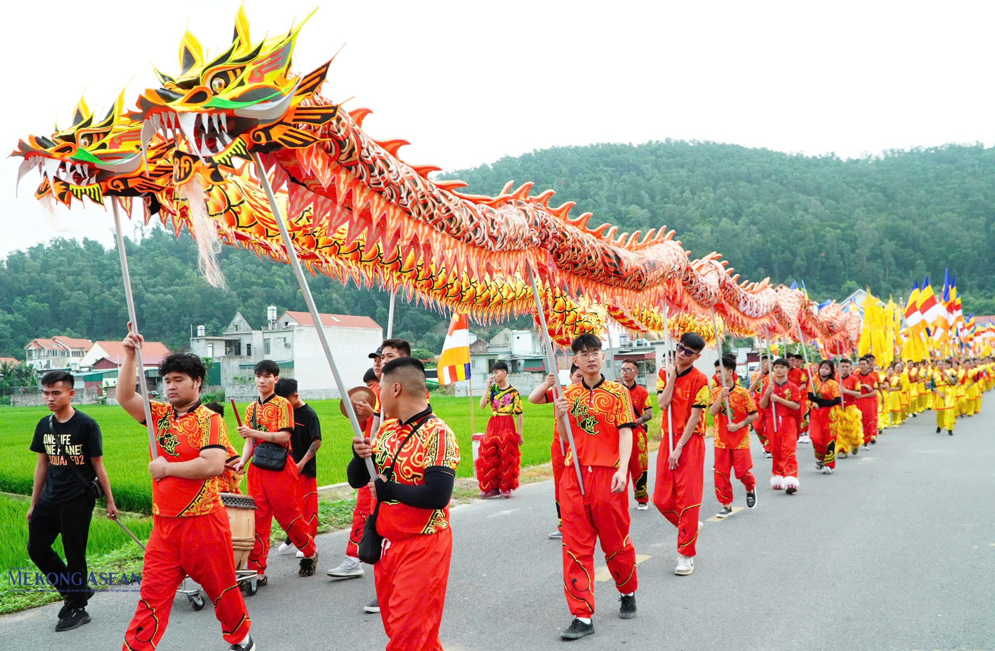 Đi đầu đoàn rước nước là đội lân và đội rồng. Ảnh: Tuấn Anh.