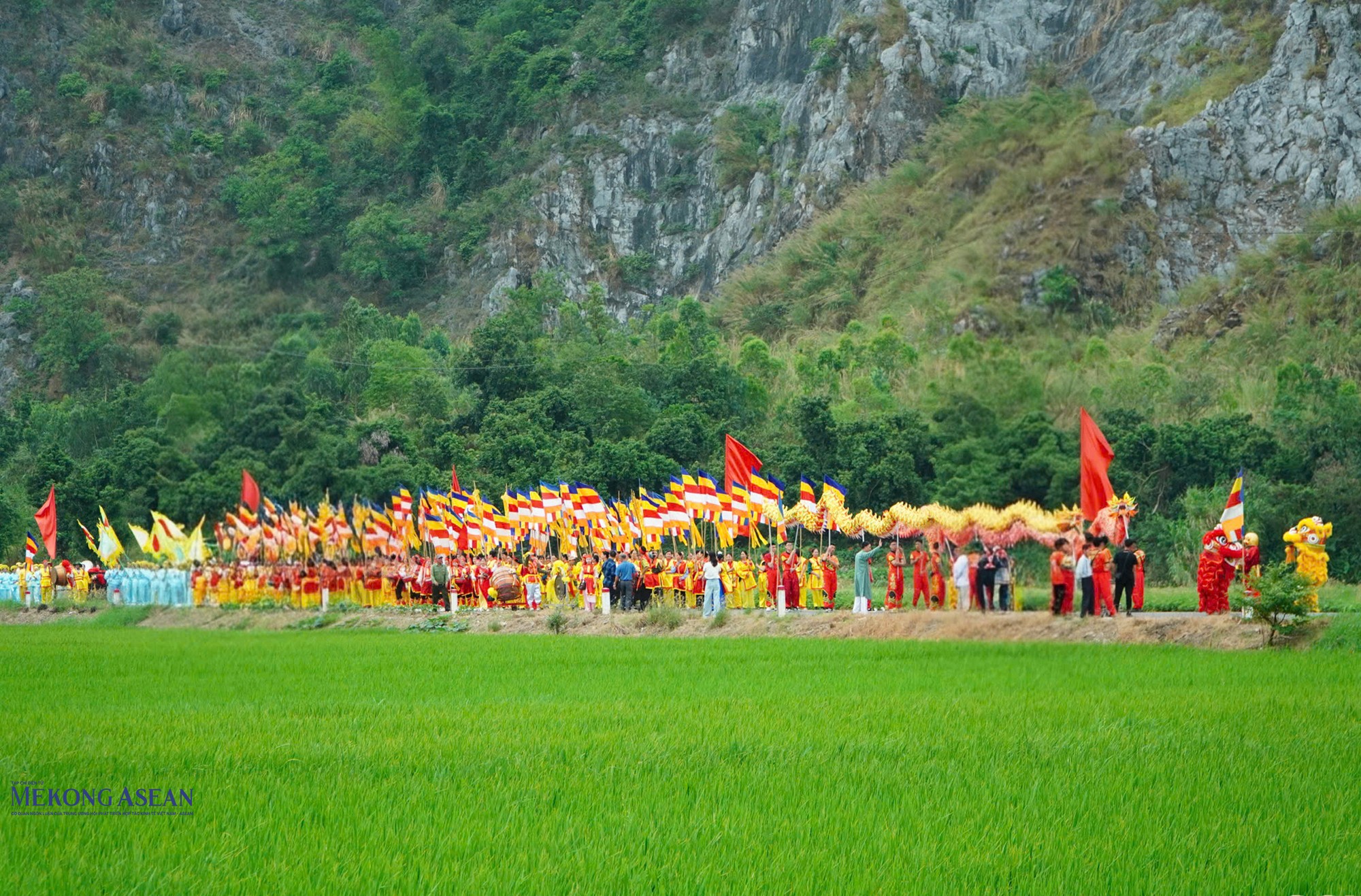 Tiếp theo là đội cờ gồm hàng trăm người trong trang phục truyền thống. Ảnh: Anh Tín.