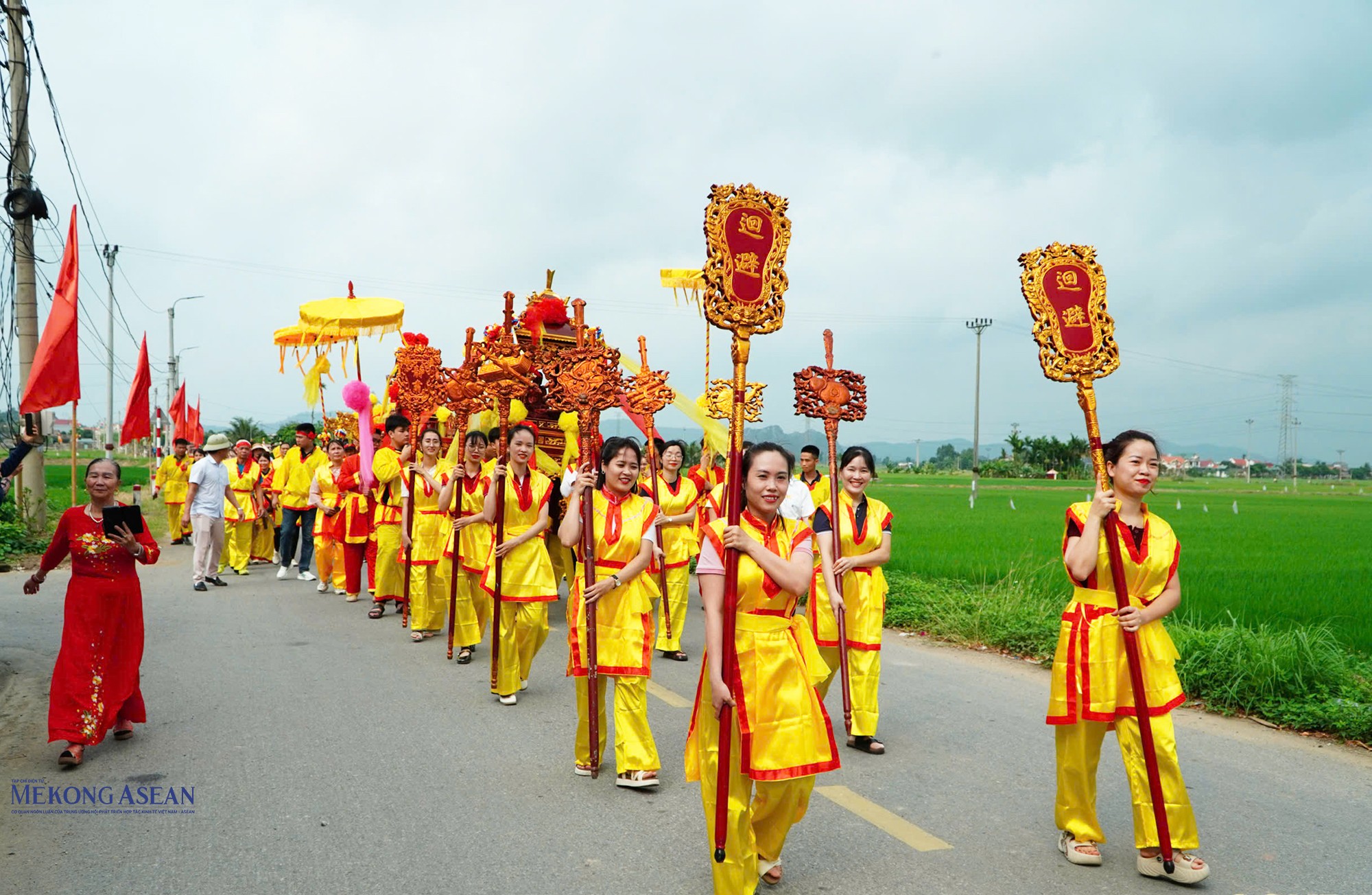 Đội chiêng, trống, bát âm, bát bửu, chấp kích… Ảnh: Tuấn Anh.