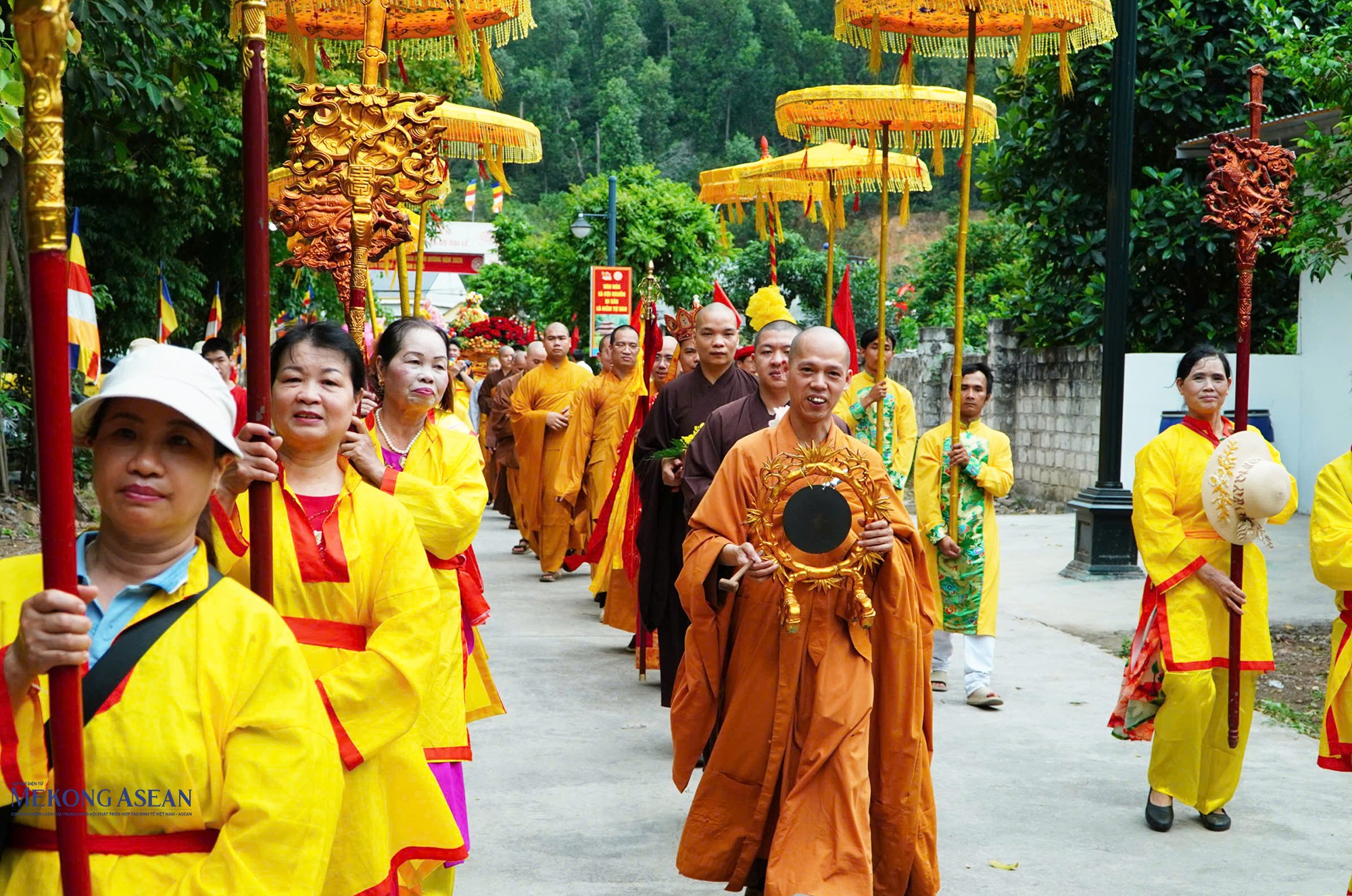 Tiếp theo là đoàn chư tăng hành lễ. Ảnh: Tuấn Anh.