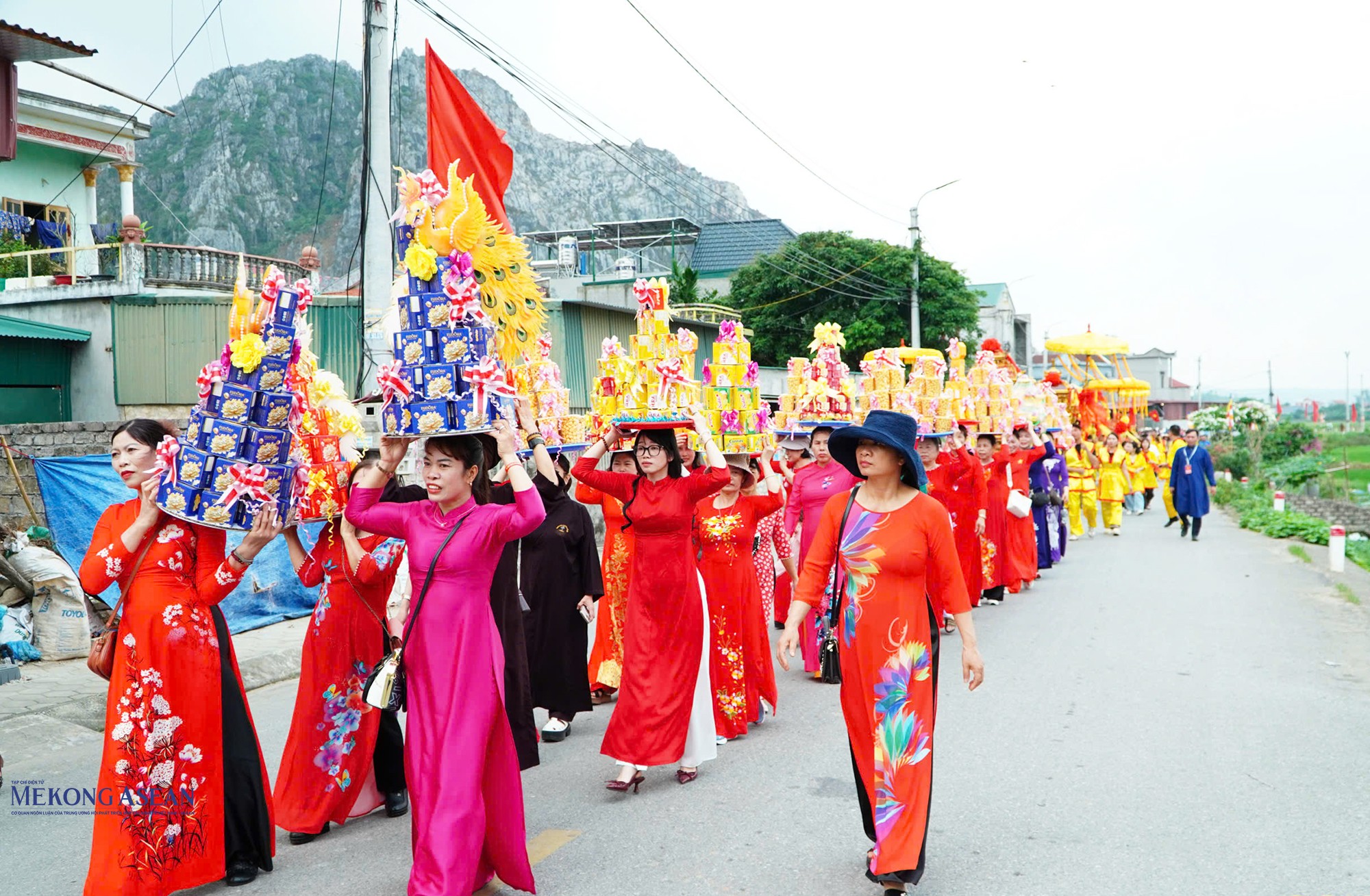 Đội hoa, lễ phẩm. Ảnh: Tuấn Anh.