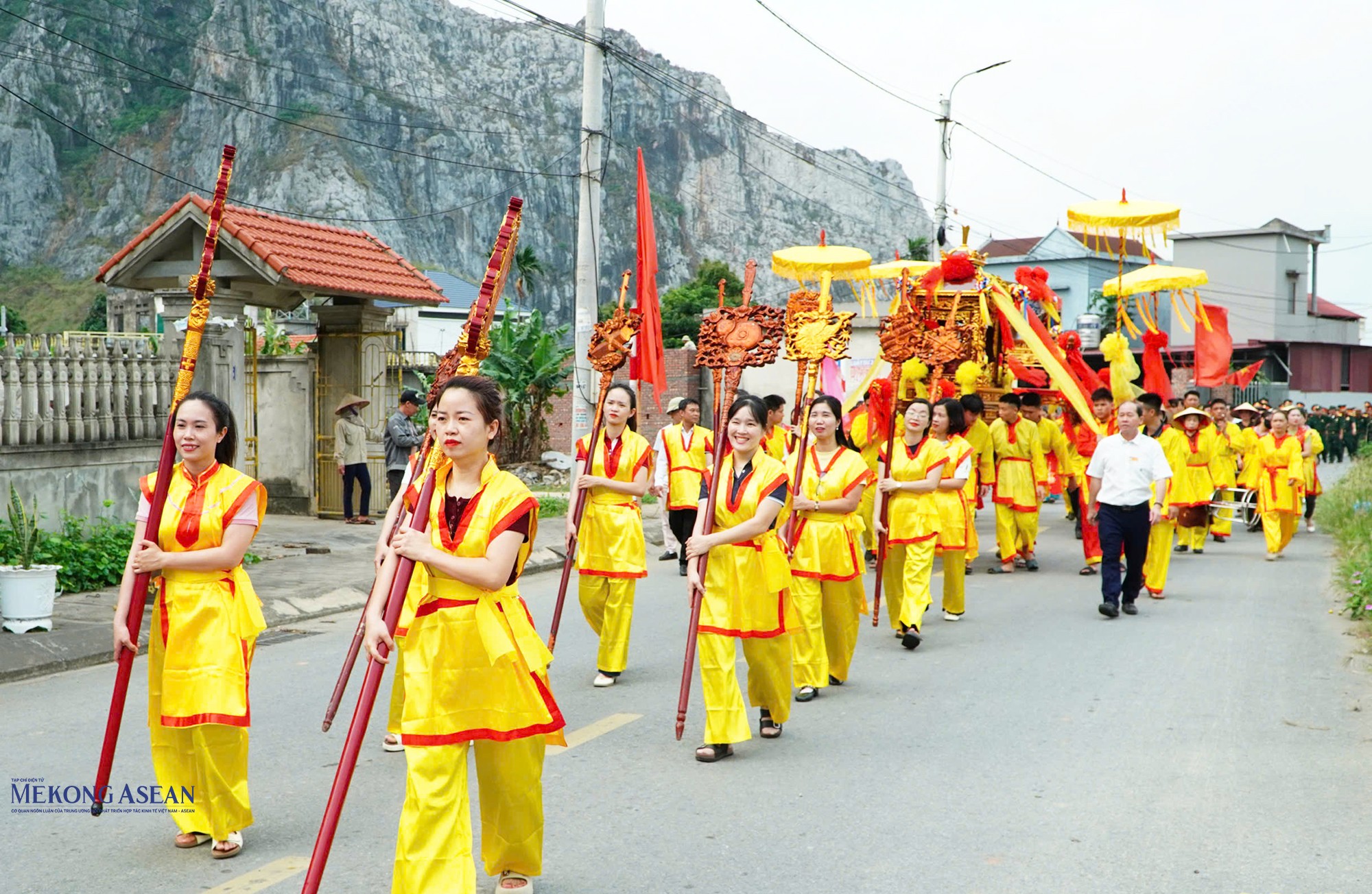 Ở vị trí trung tâm đoàn rước là kiệu Long Đình đặt tượng Thánh tổ Quốc sư Đạo Nam Giác Thông Thủy Nguyệt. Ảnh: Tuấn Anh.