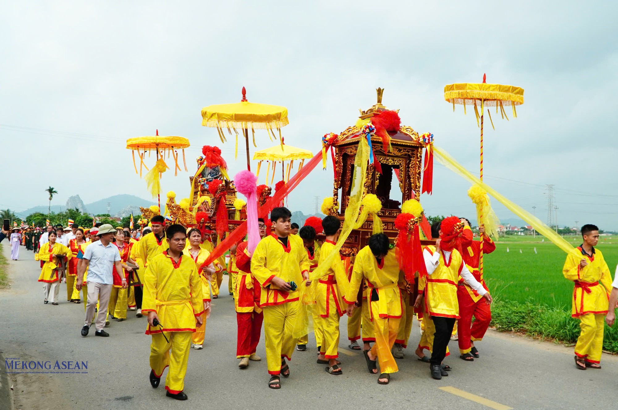 Kiệu bình thủy có lọng che, nơi rước dòng nước thiêng và chính là linh hồn của toàn bộ nghi lễ. Ảnh: Tuấn Anh.