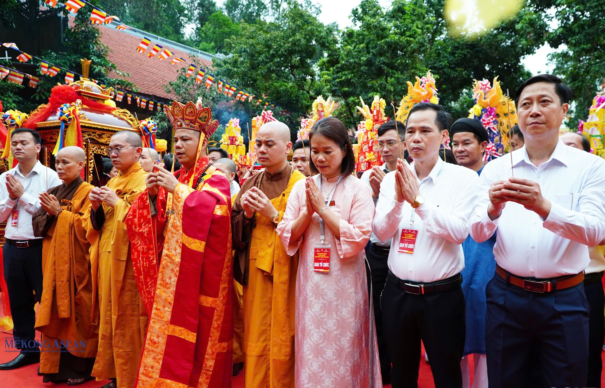 Các nhà sư và đại diện Ban tổ chức lễ hội thực hiện các nghi lễ sau khi đoàn rước nước về đến chùa Nhẫm Dương. Ảnh: Tuấn Anh.