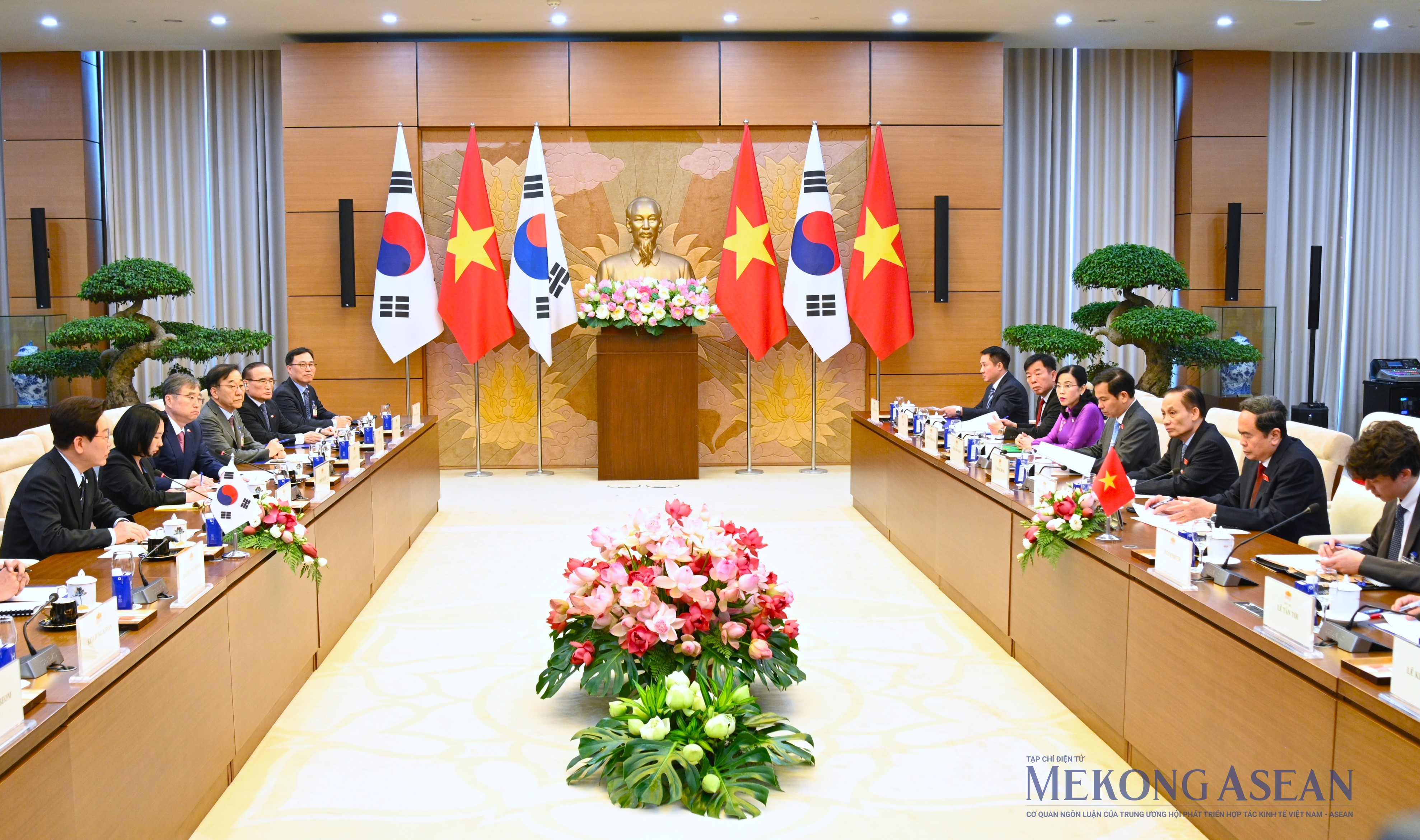 Chủ tịch Quốc hội Trần Thanh Mẫn hội kiến Tổng thống Hàn Quốc