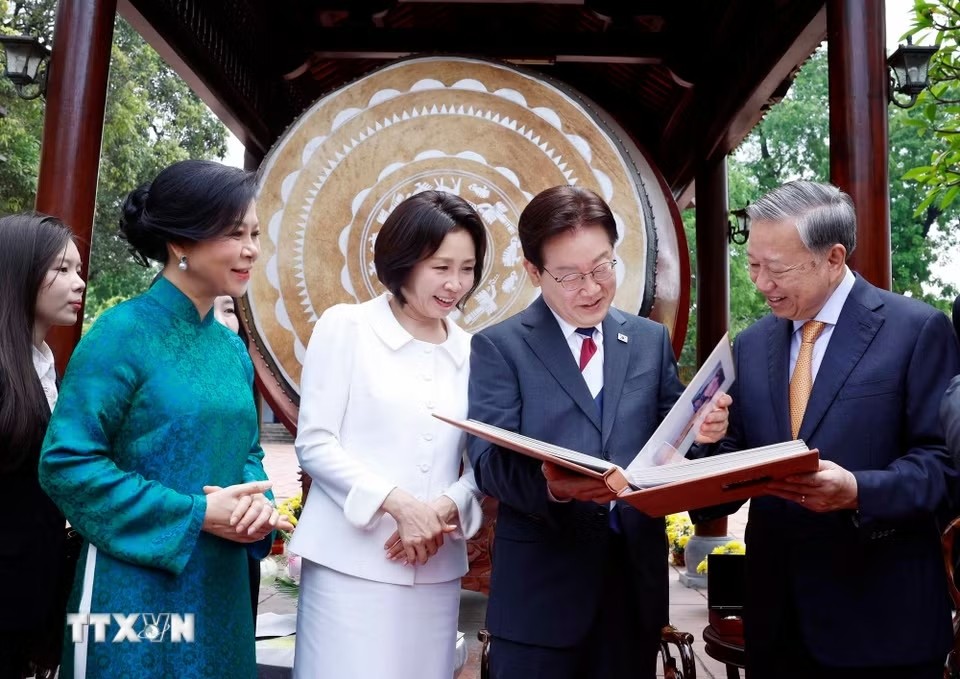 Tổng Bí thư, Chủ tịch nước Tô Lâm và Phu nhân Ngô Phương Ly trân trọng trao tặng Tổng thống Hàn Quốc Lee Jae Myung và Phu nhân Kim Hye Kyung cuốn album ảnh về chuyến thăm của Tổng thống Hàn Quốc và Phu nhân đến Việt Nam - Ảnh: TTXVN