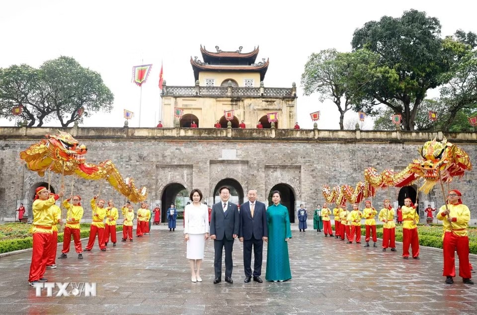 Tổng Bí thư, Chủ tịch nước Tô Lâm và Phu nhân Ngô Phương Ly cùng Tổng thống Hàn Quốc Lee Jae Myung và Phu nhân Kim Hye Kyung chụp ảnh chung trước Cổng thành Đoan Môn - Ảnh: TTXVN