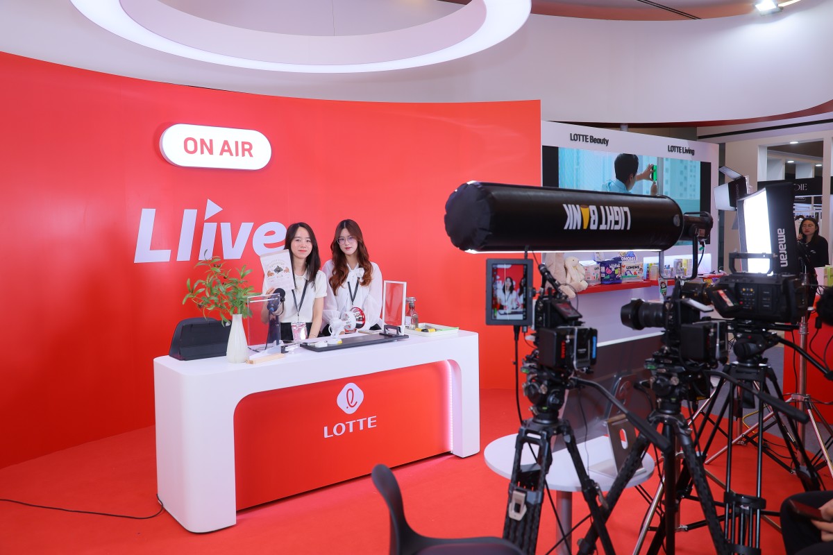 livestream bán hàng trực tuyến do Lotte Home Shopping phối hợp với các nhà sáng tạo nội dung tại đại phương thực hiện