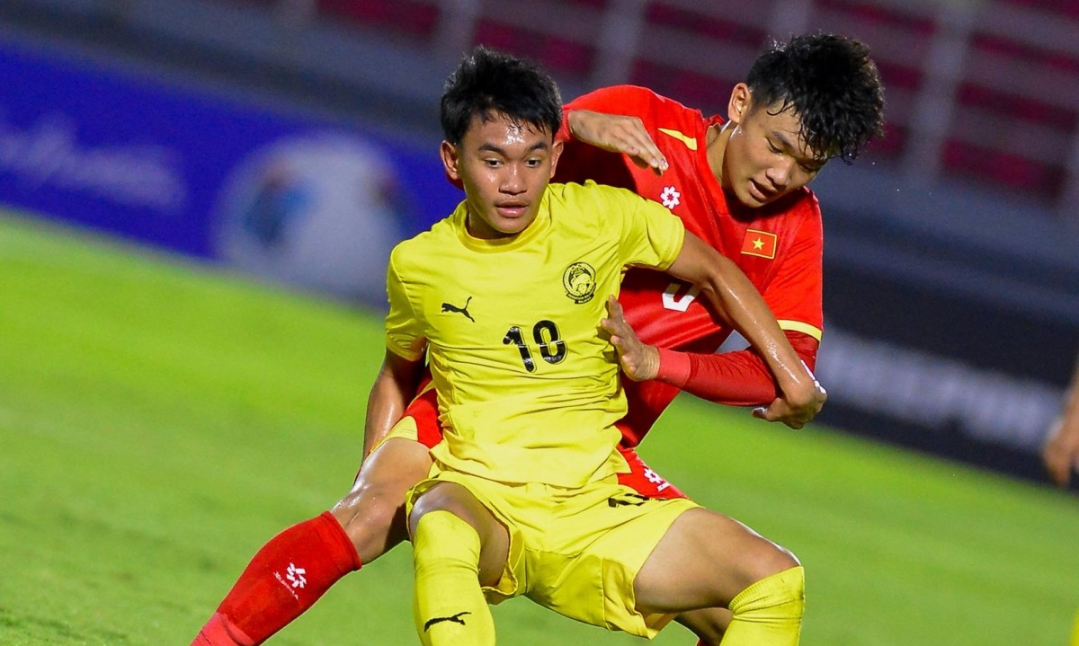 U17 Việt Nam (áo đỏ) kết thúc hiệp một với lợi thế dẫn trước 2-0. Ảnh: Liên đoàn Bóng đá Malaysia