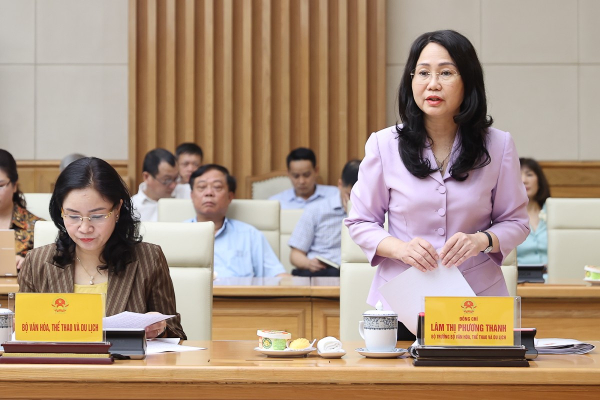 Bộ trưởng Bộ Văn hóa, Thể thao và Du lịch Lâm Thị Phương Thanh báo cáo tại cuộc họp. Ảnh: VGP.