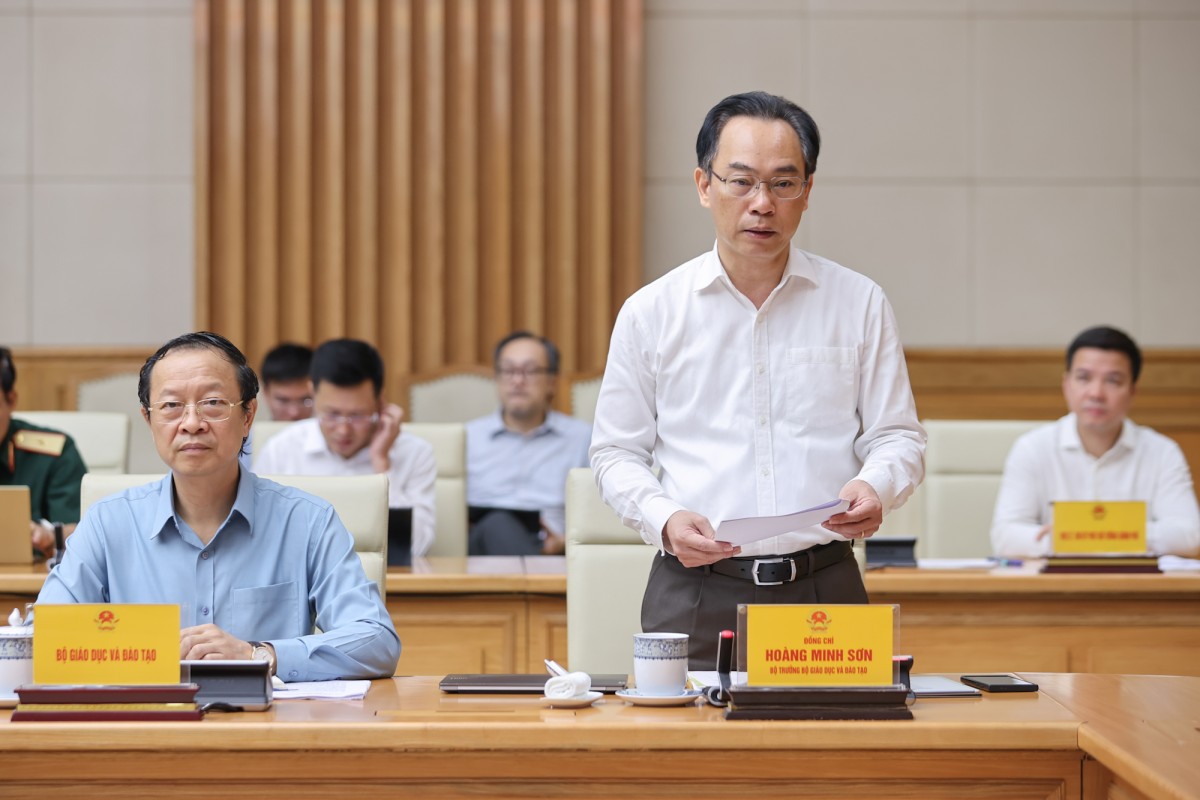 Bộ trưởng Bộ Giáo dục và Đào tạo Hoàng Minh Sơn báo cáo tại cuộc họp. Ảnh: VGP.