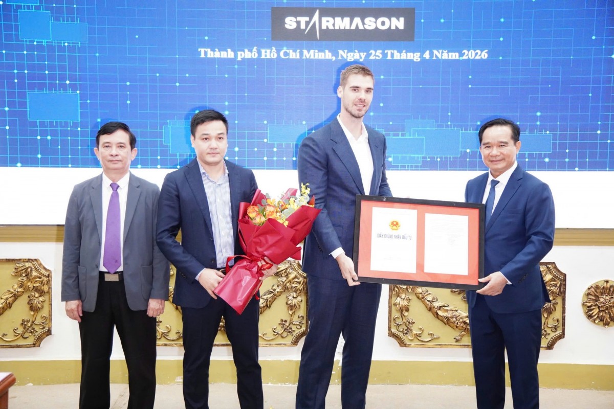 Chủ tịch UBND TPHCM Nguyễn Văn Được (phải) trao chứng nhận cho đại diện STARMASON, một trong 2 dự án trung tâm dữ liệu lớn
