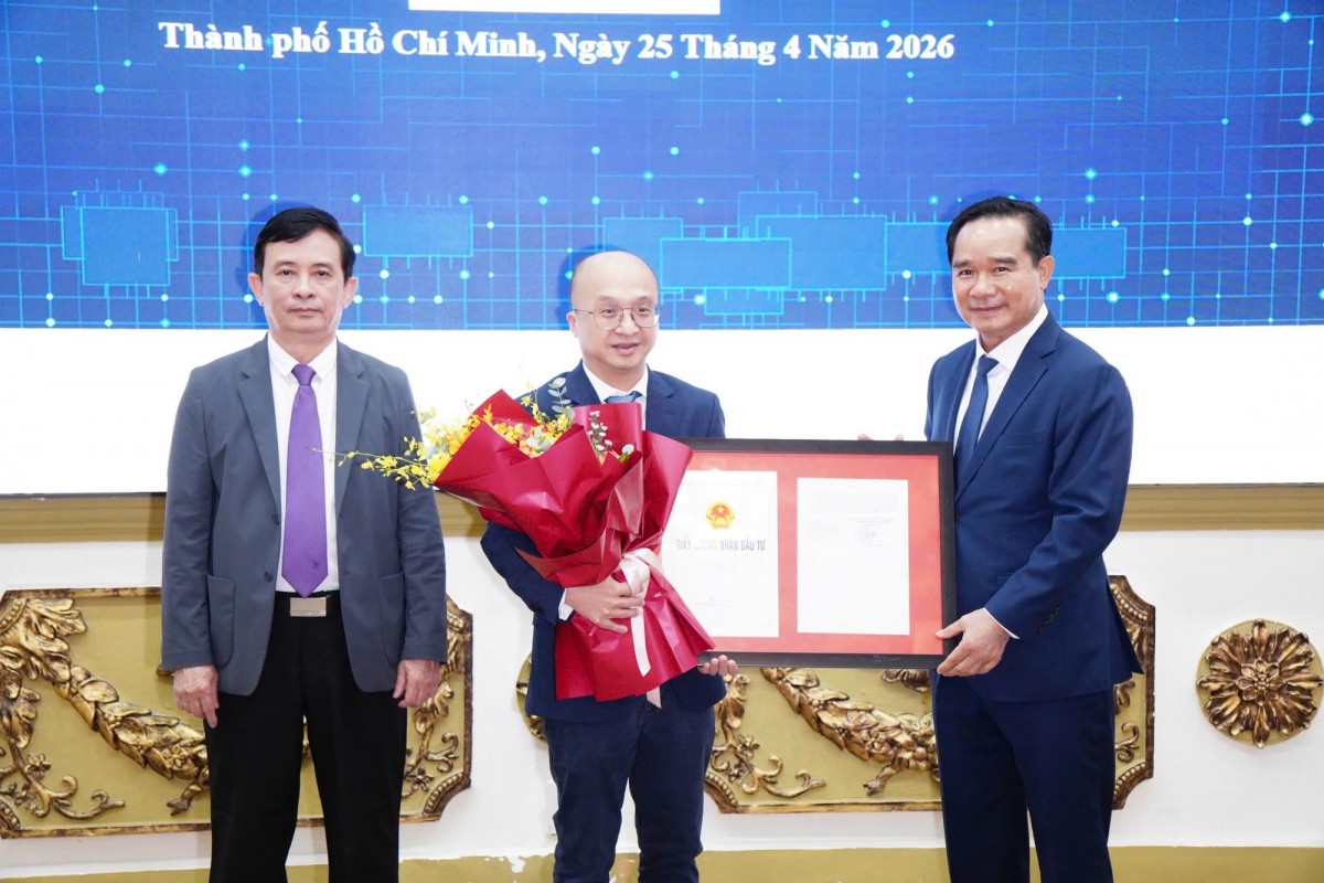Đại diện chủ đầu tư dự án Trung tâm Công nghệ cao Tâm Anh nhận chứng nhận đầu tư từ lãnh đạo TPHCM