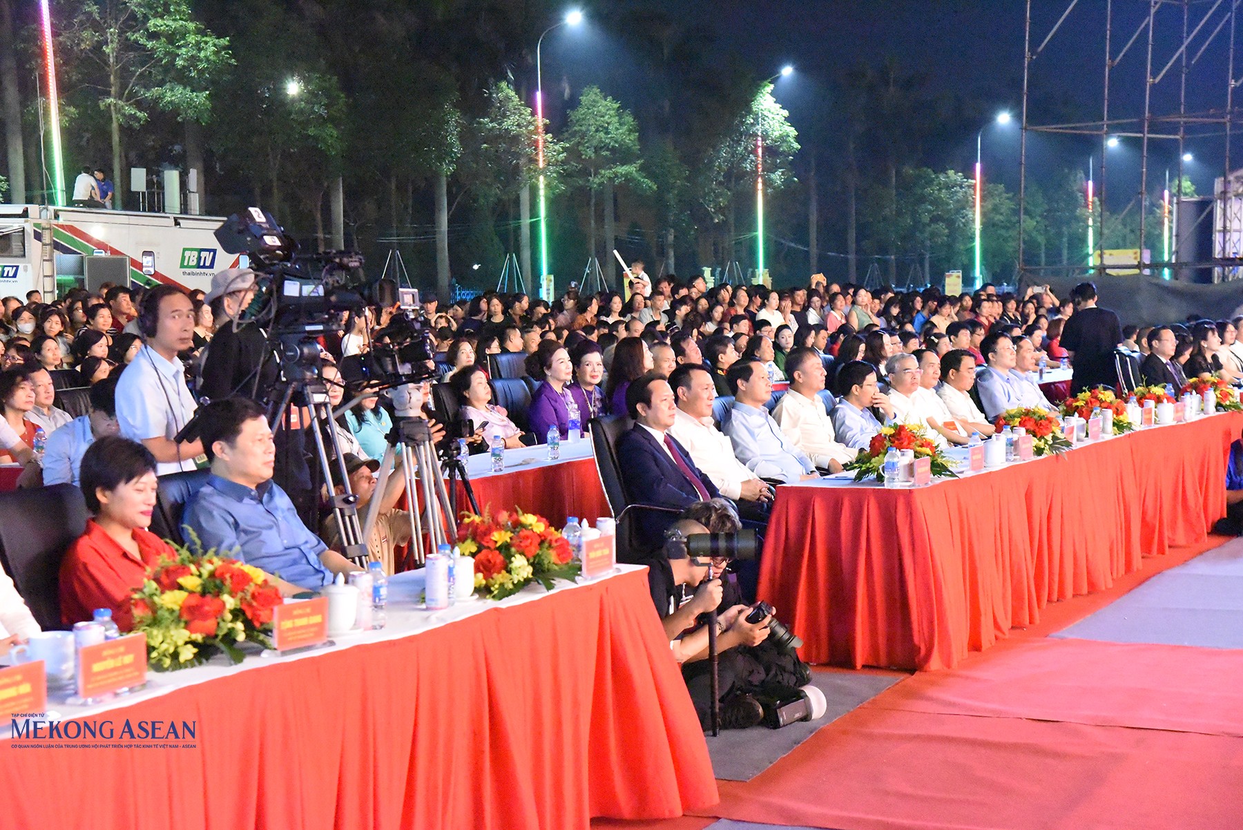 Ông Phạm Quang Ngọc, Ủy viên Trung ương Đảng, Bí thư Tỉnh ủy Hưng Yên; ông Trần Quốc Toản, Phó Bí thư Thường trực Tỉnh ủy, Chủ tịch Ủy ban MTTQ tỉnh Hưng Yên; các ông, bà trong Ban Thường vụ Tỉnh ủy, HĐND, UBND tỉnh Hưng Yên; các đại biểu dự khai mạc lễ hội. Ảnh: Mekong ASEAN.