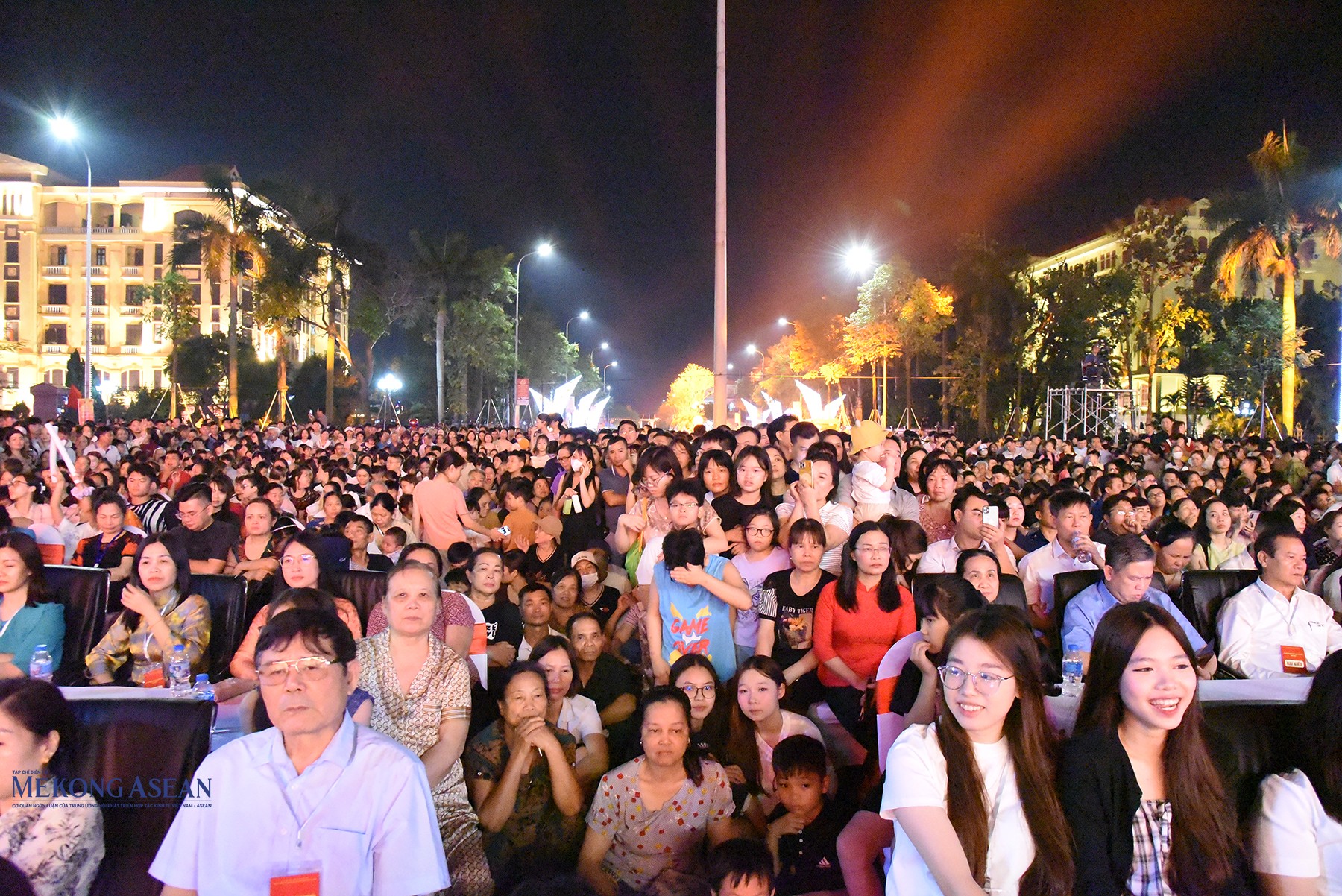 Đông đảo người dân và du khách đến dự khai mạc lễ hội. Ảnh: Mekong ASEAN.