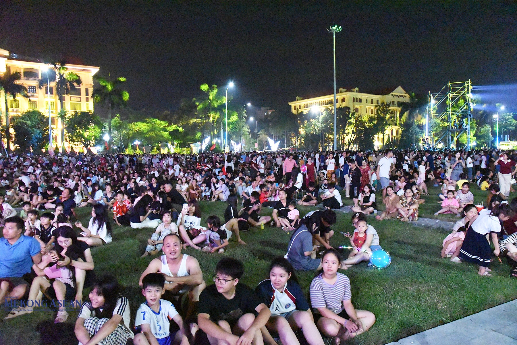 Người dân và du khách theo dõi khai mạc lễ hội qua màn hình lớn phía bên ngoài sân khấu. Ảnh: Mekong ASEAN.