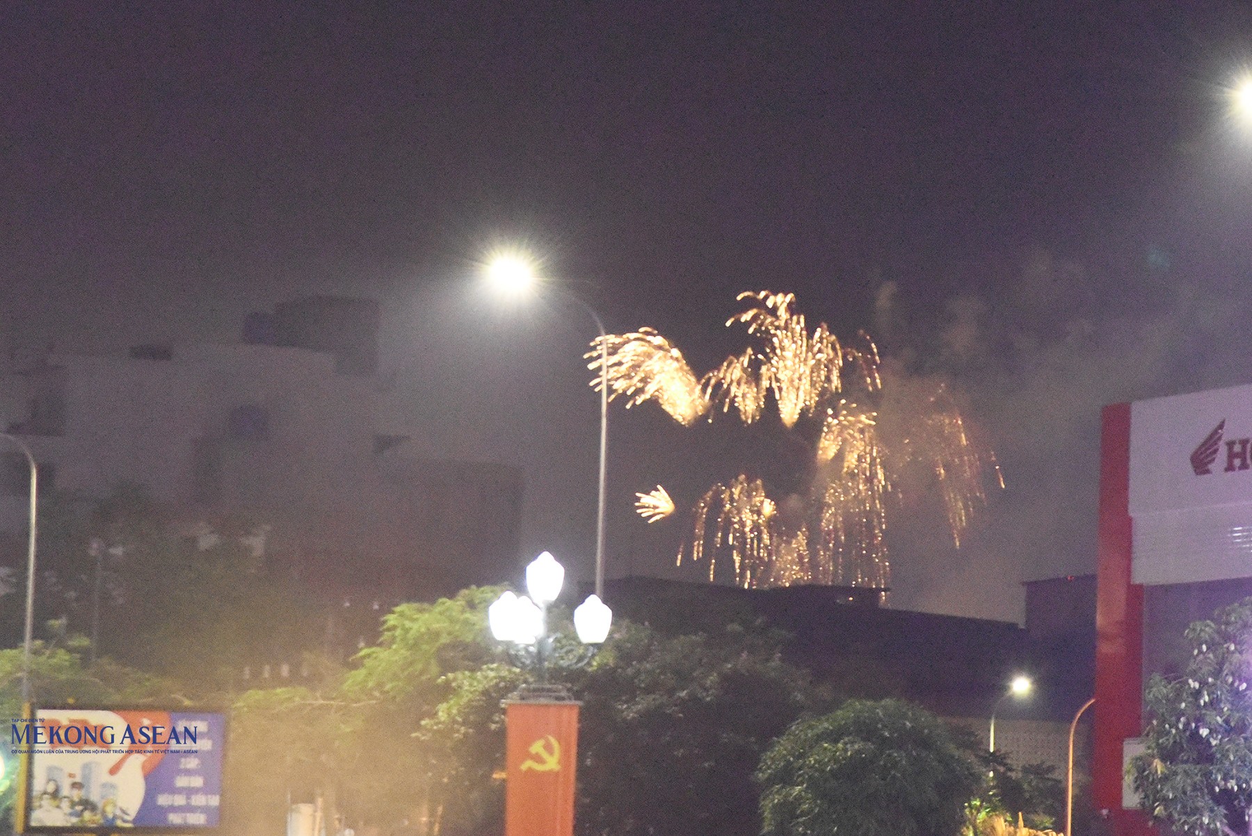 Màn bắn pháo hoa tầm thấp sau chương trình khai mạc lễ hội. Ảnh: Mekong ASEAN.
