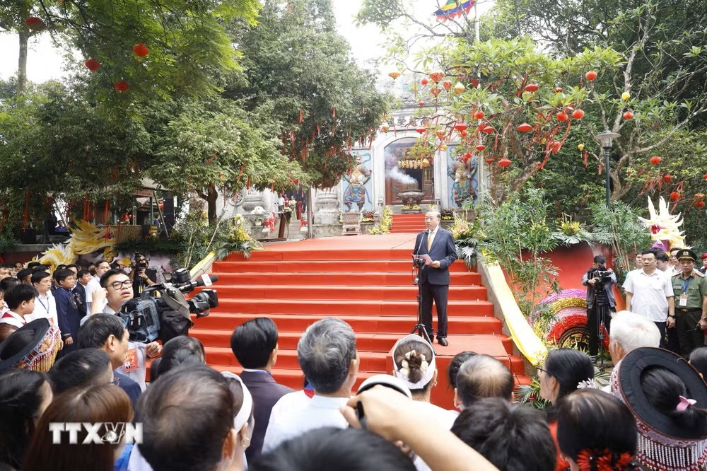 Tổng Bí thư, Chủ tịch nước Tô Lâm dâng hương tưởng niệm các vua Hùng